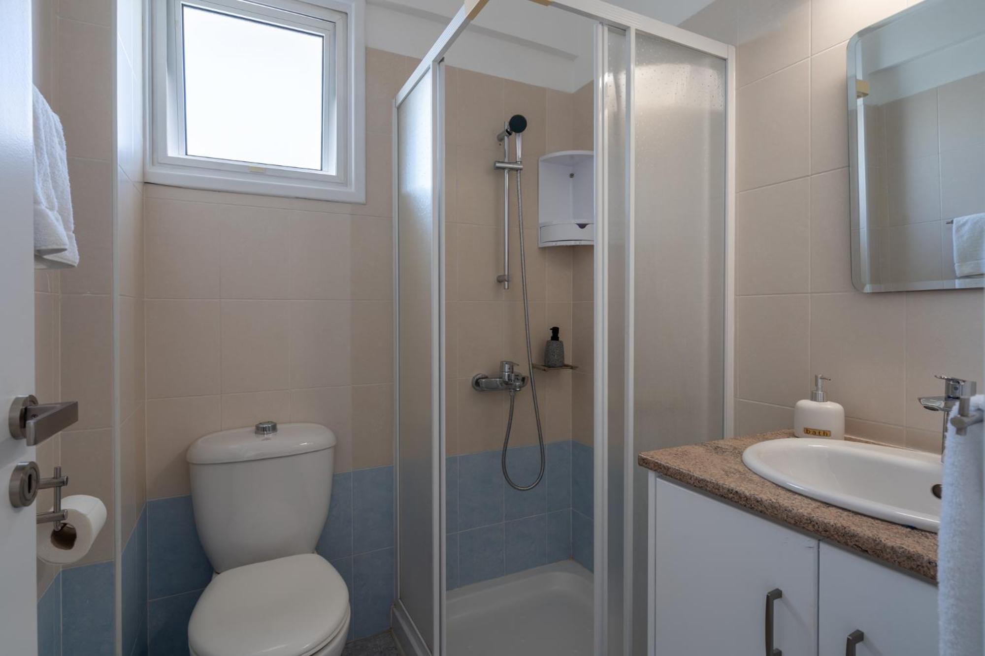 Chloris 3- Bedroom Apartment W/Pool in Larnaca