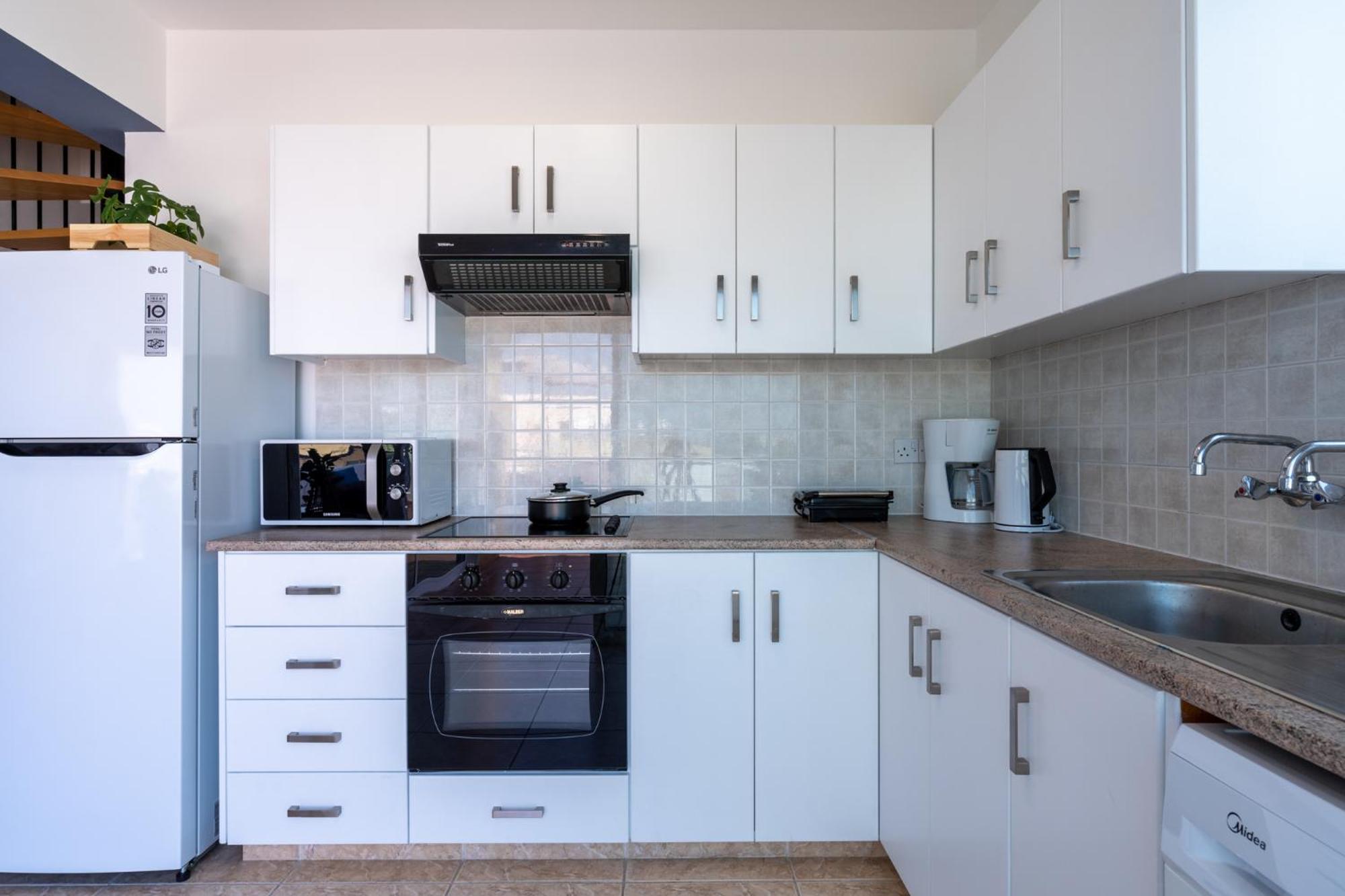 Chloris 3- Bedroom Apartment W/Pool in Larnaca