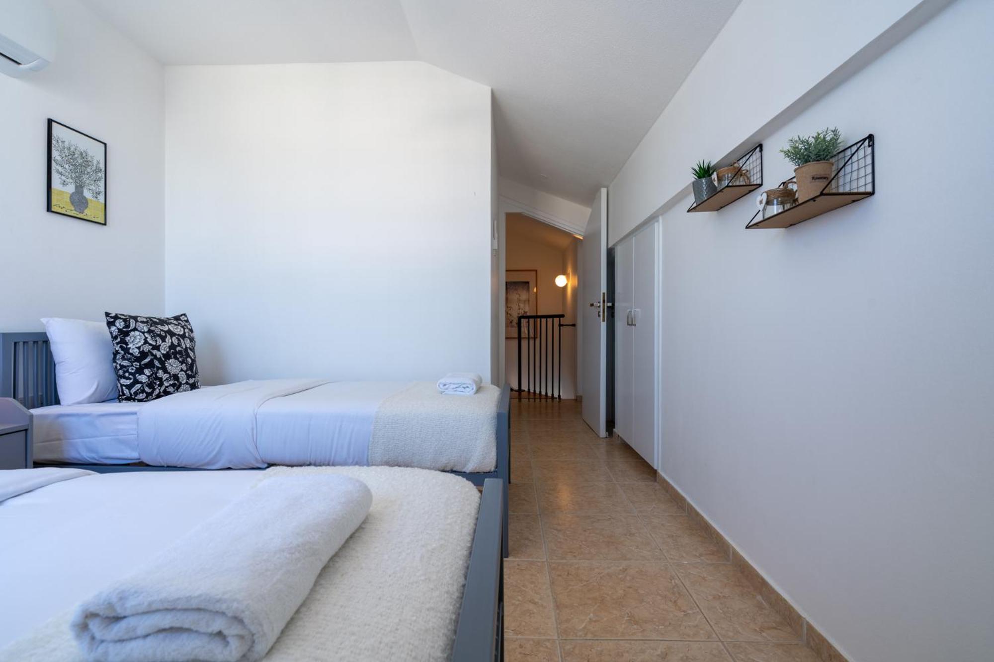 Chloris 3- Bedroom Apartment W/Pool in Larnaca