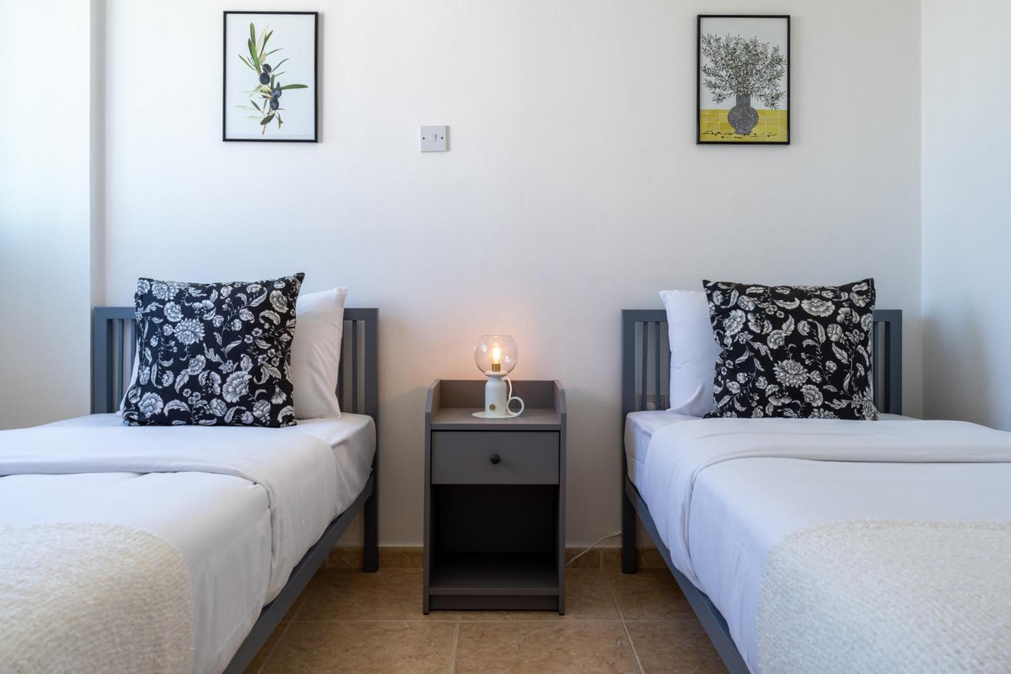Chloris 3- Bedroom Apartment W/Pool in Larnaca