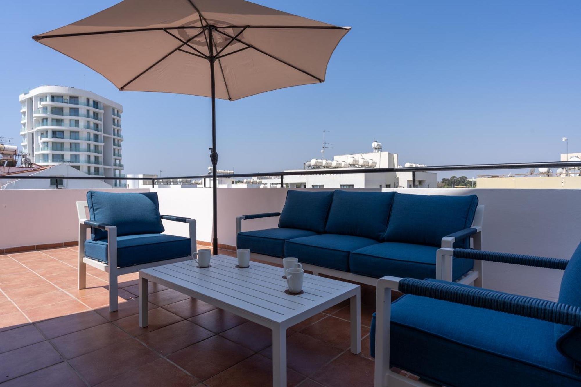 Chloris 3- Bedroom Apartment W/Pool in Larnaca