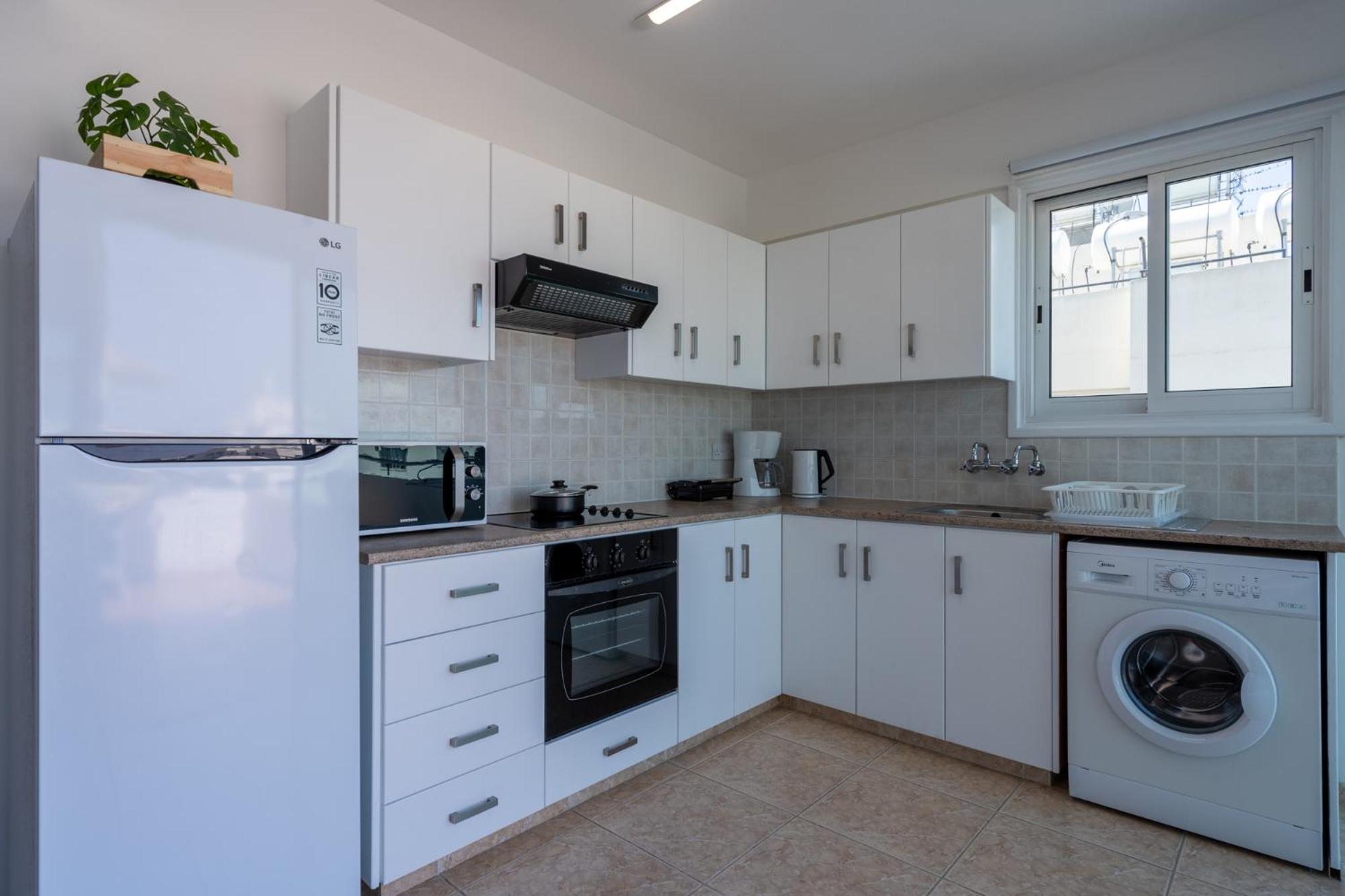 Chloris 3- Bedroom Apartment W/Pool in Larnaca