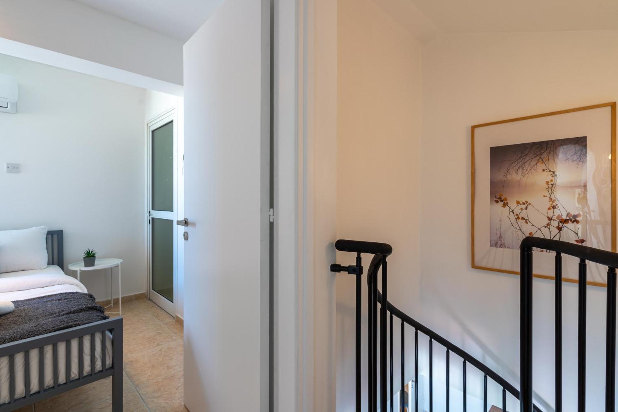 Chloris 3- Bedroom Apartment W/Pool in Larnaca