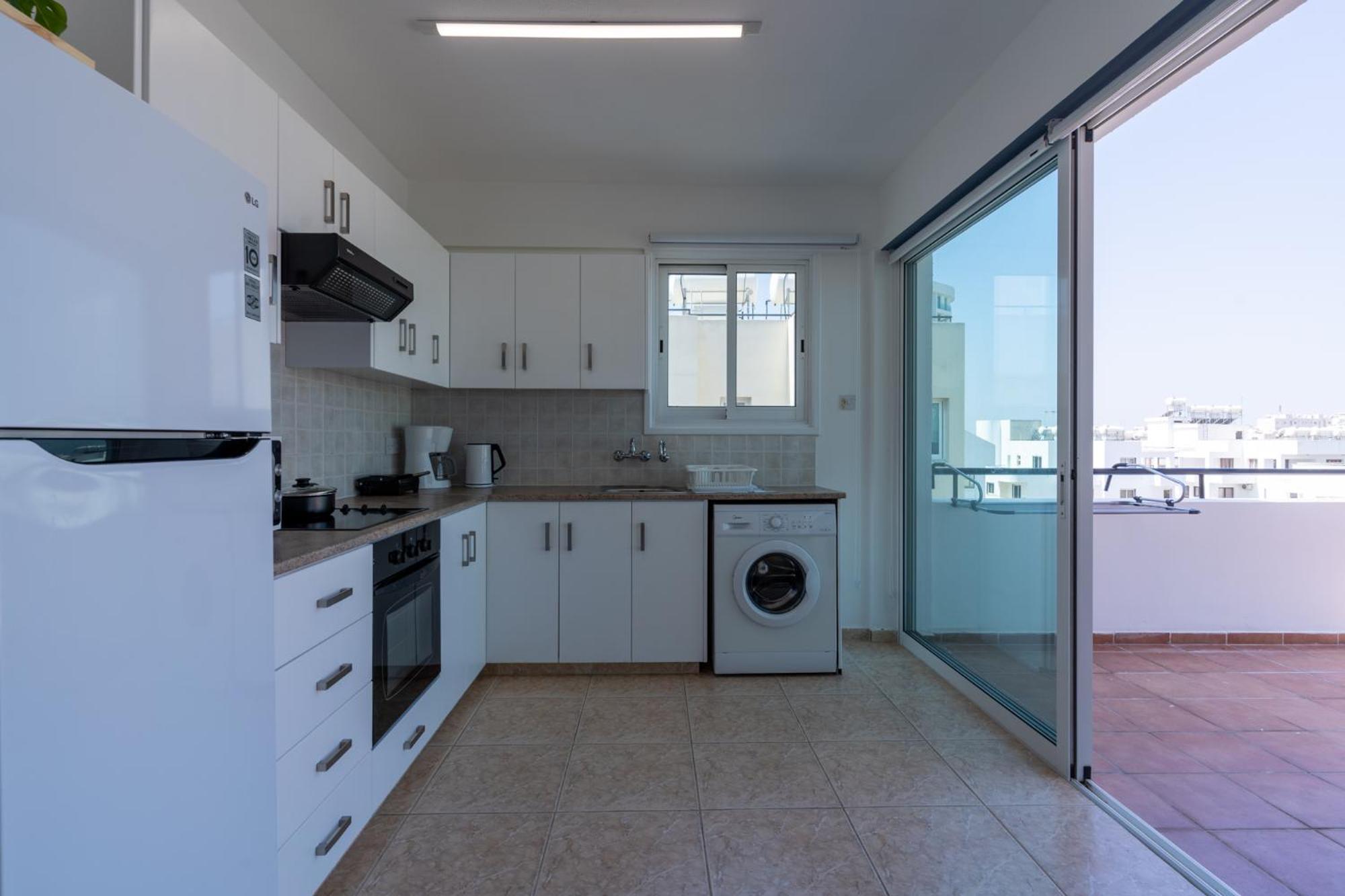 Chloris 3- Bedroom Apartment W/Pool in Larnaca