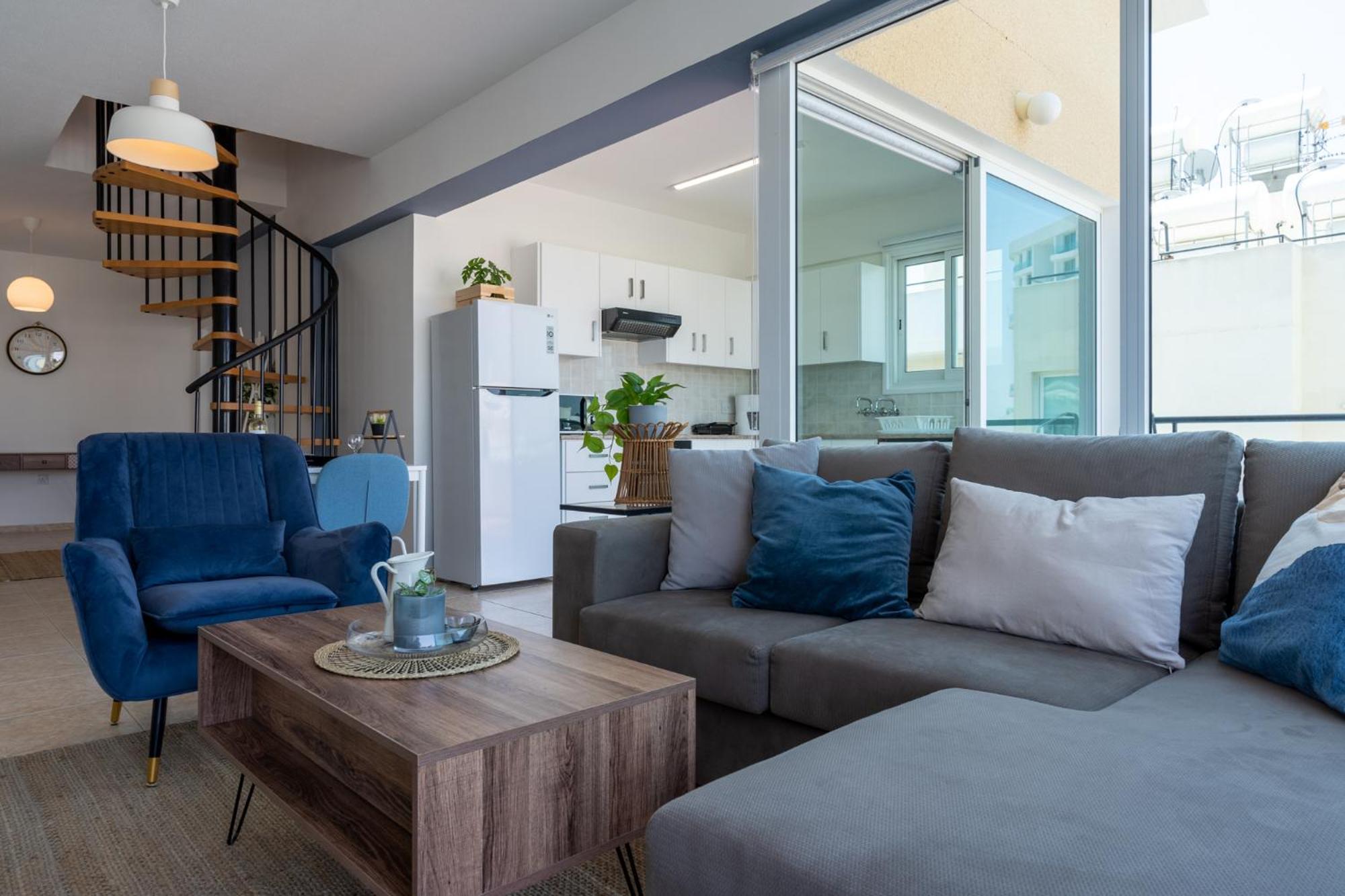 Chloris 3- Bedroom Apartment W/Pool in Larnaca