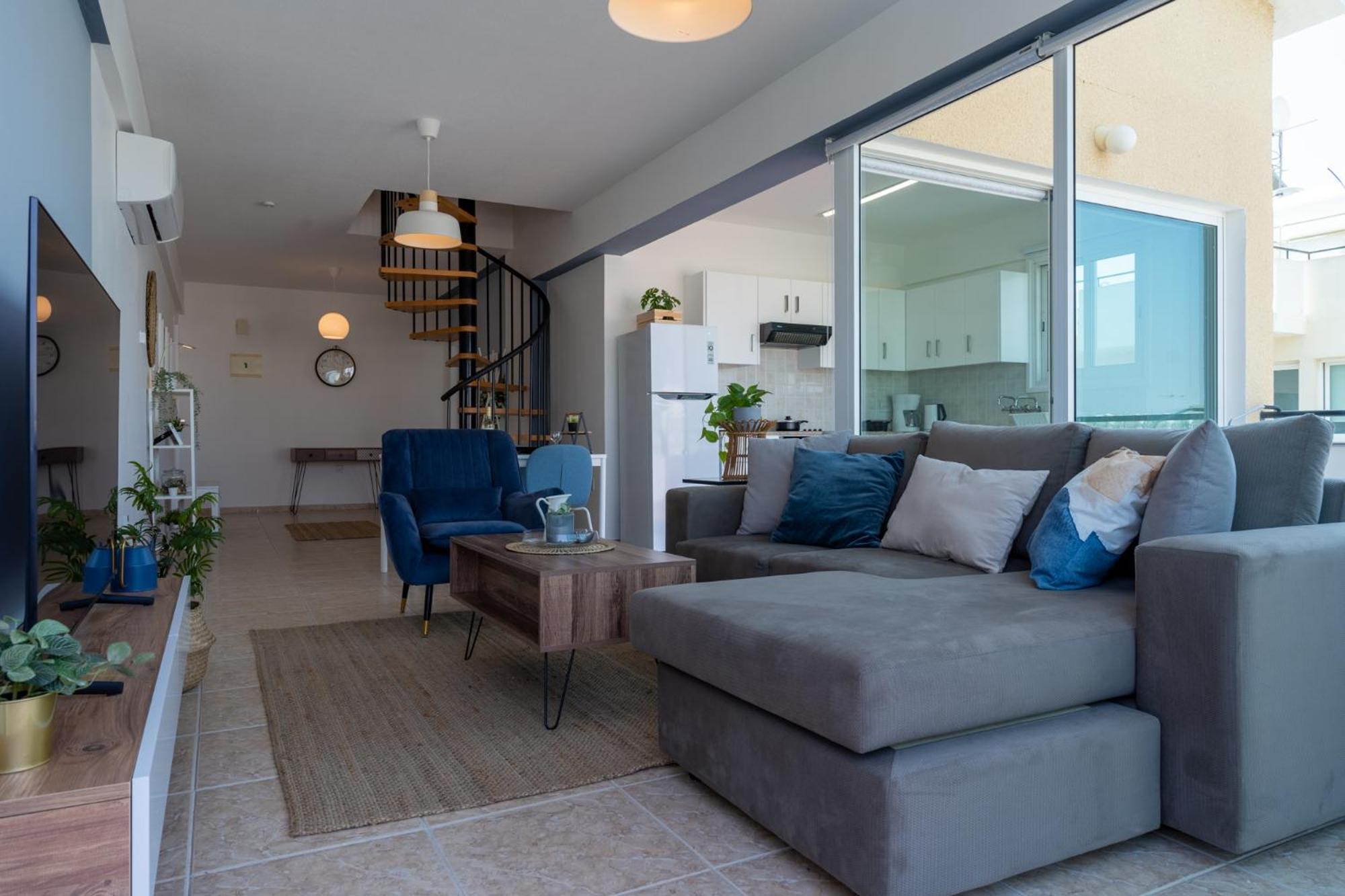 Chloris 3- Bedroom Apartment W/Pool in Larnaca