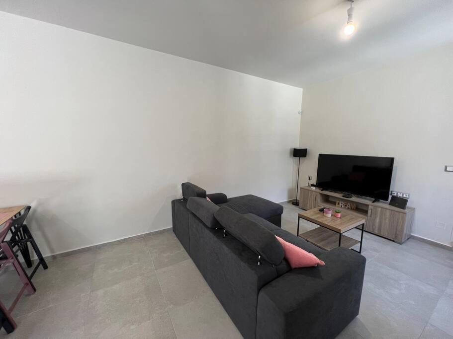Modern Stylist House for Friends view 5