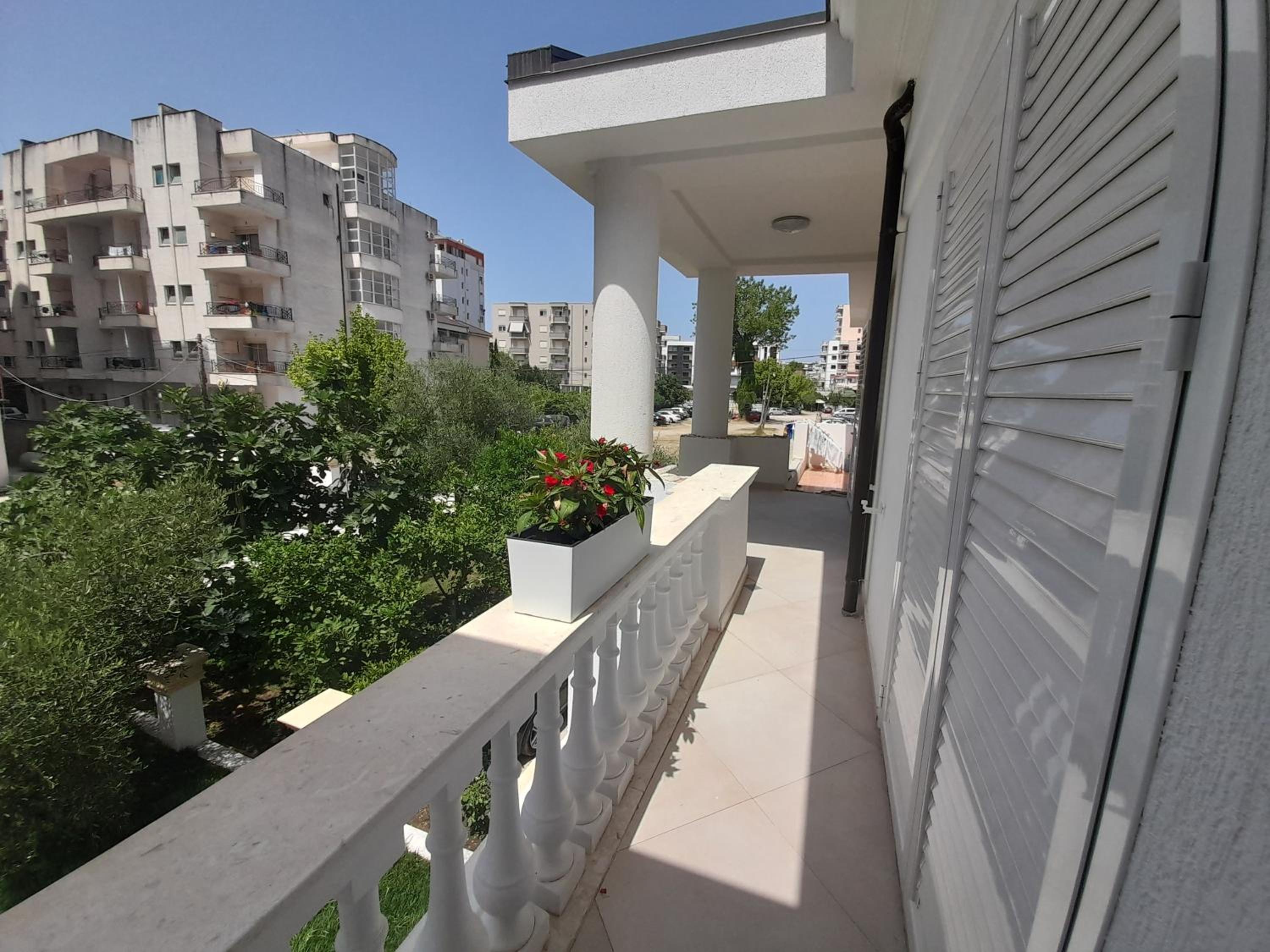 Villa Kurti