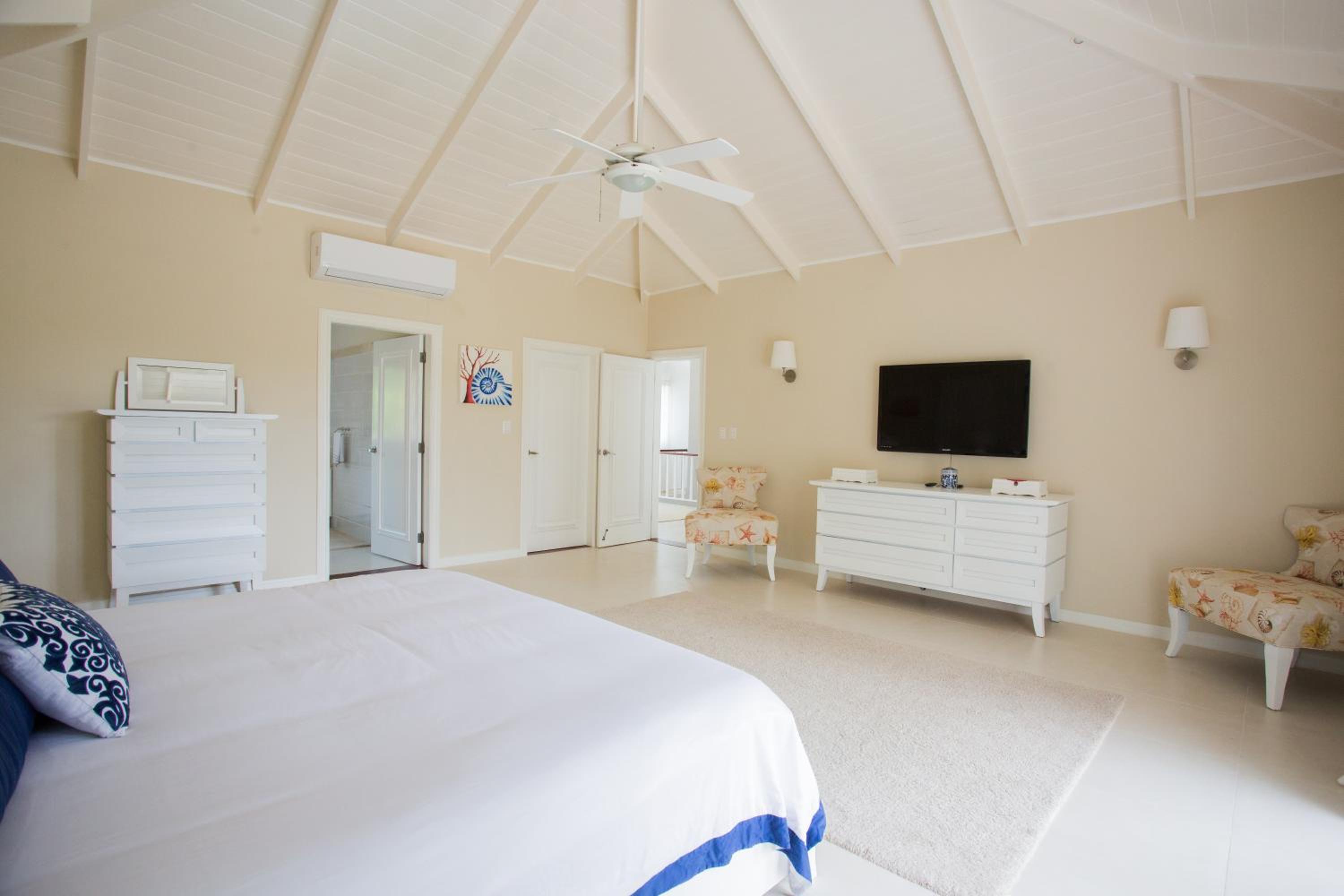 Elegant 4-Bedroom Villa in Exclusive Puntacana Resort & Club with Golf Course Views view 4