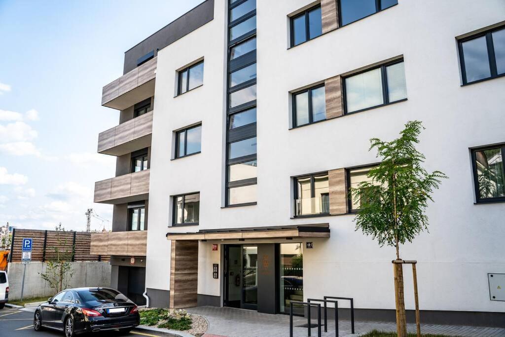 FREE PARKING- Newly built Apartment