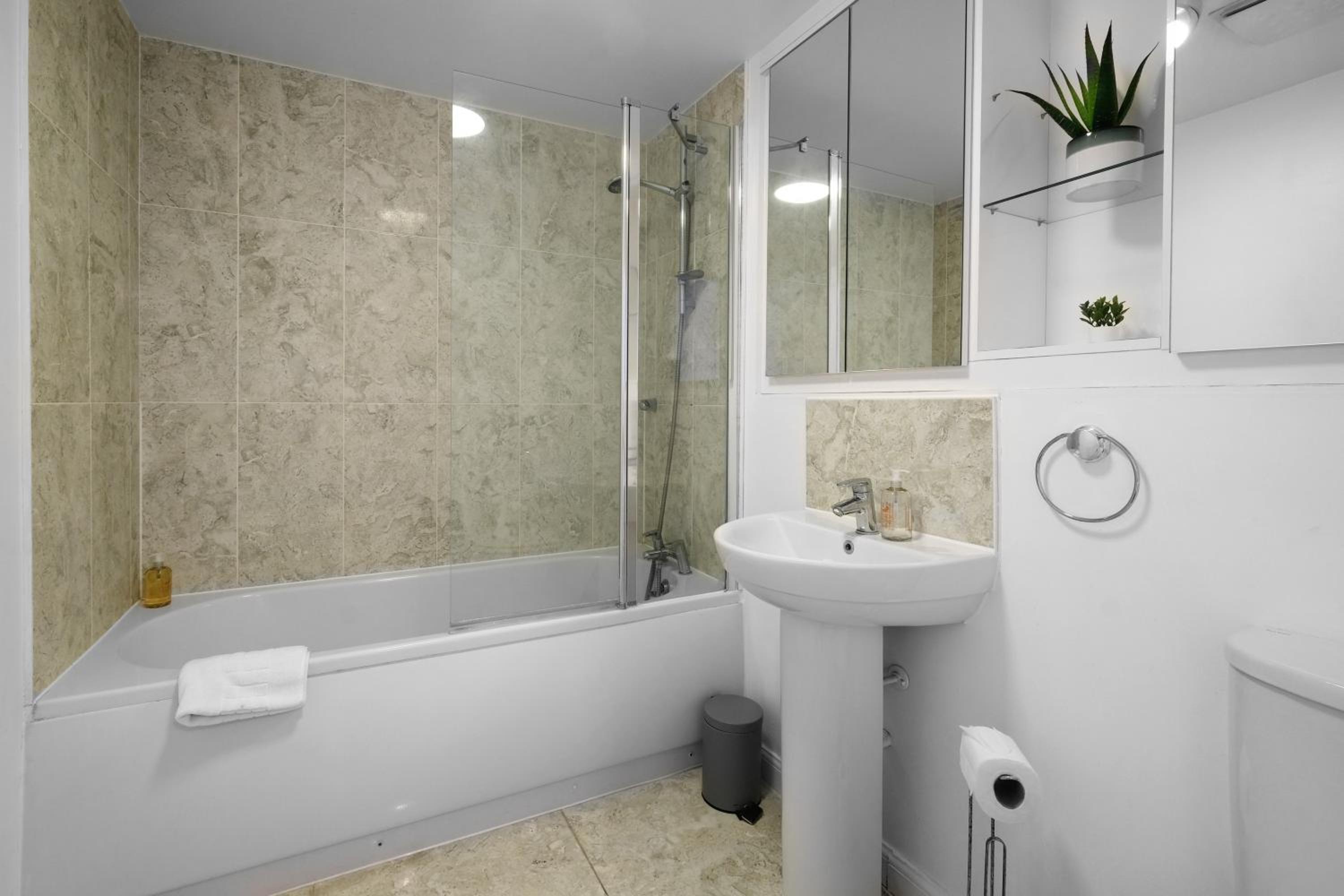 Ferndale Serviced 4 Bedroom 2 Bath house with Parking view 2