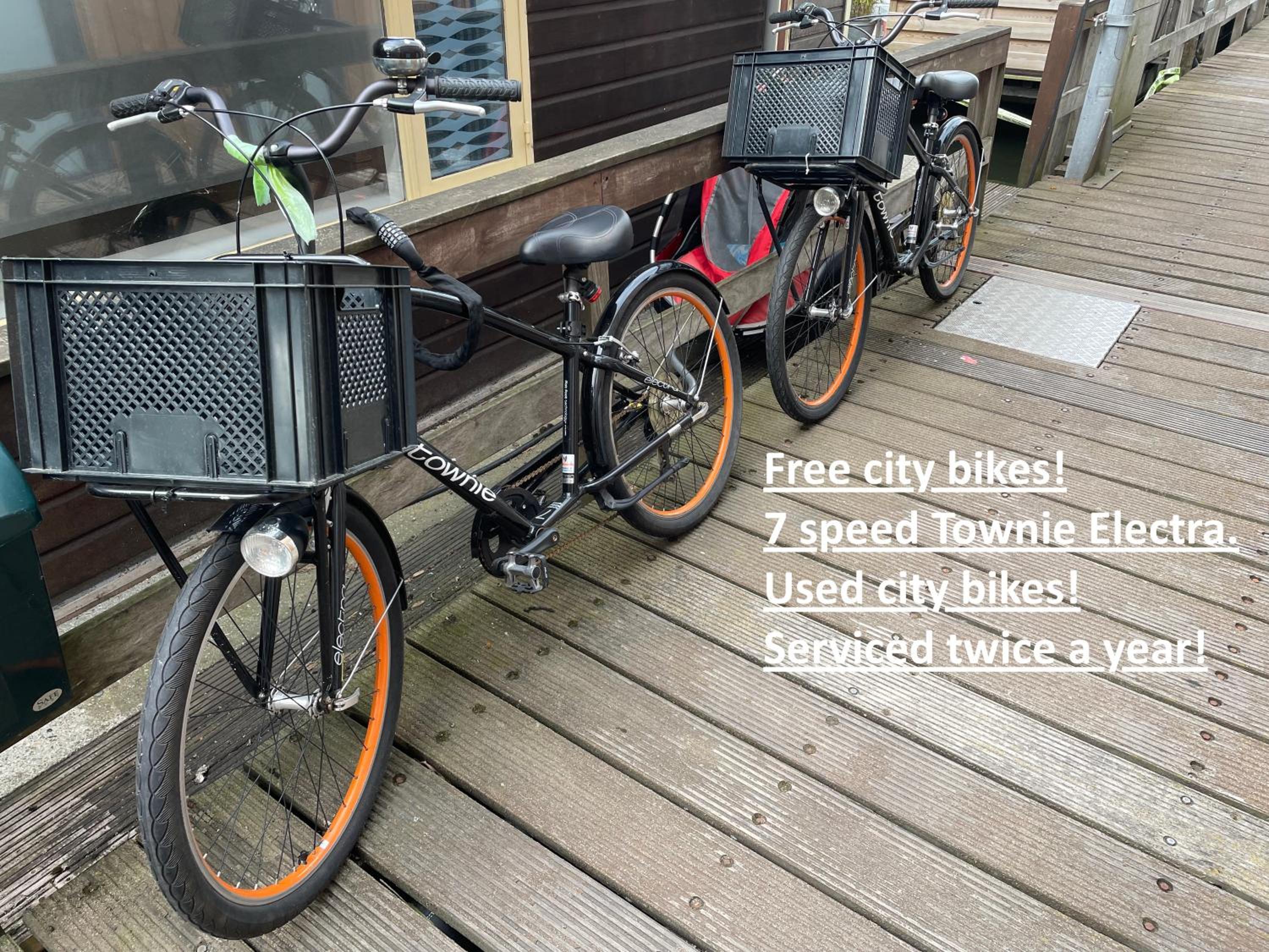 Houseboat apartment with water terrace, free bikes & fast wifi