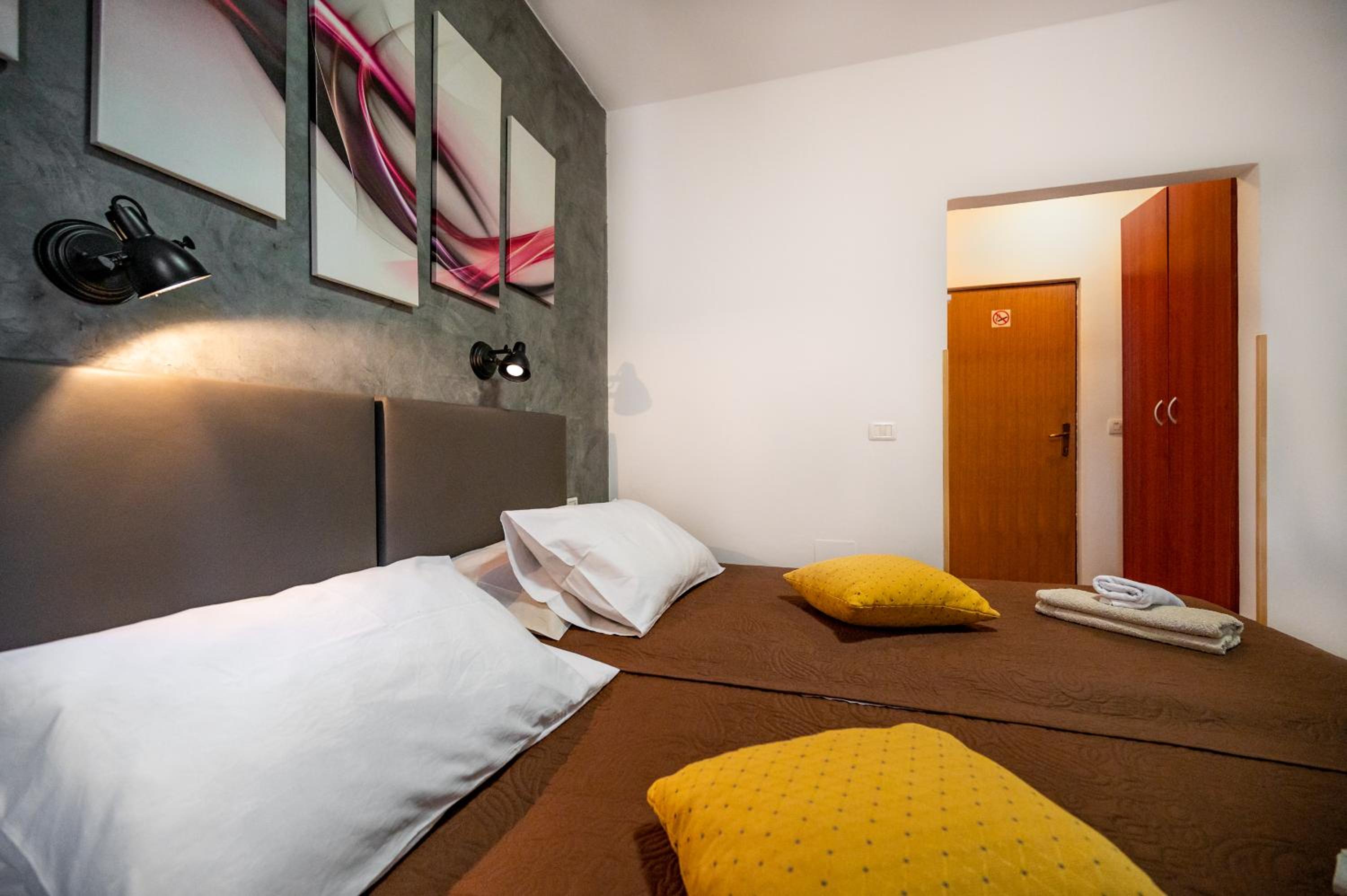 Rooms with free parking view 3