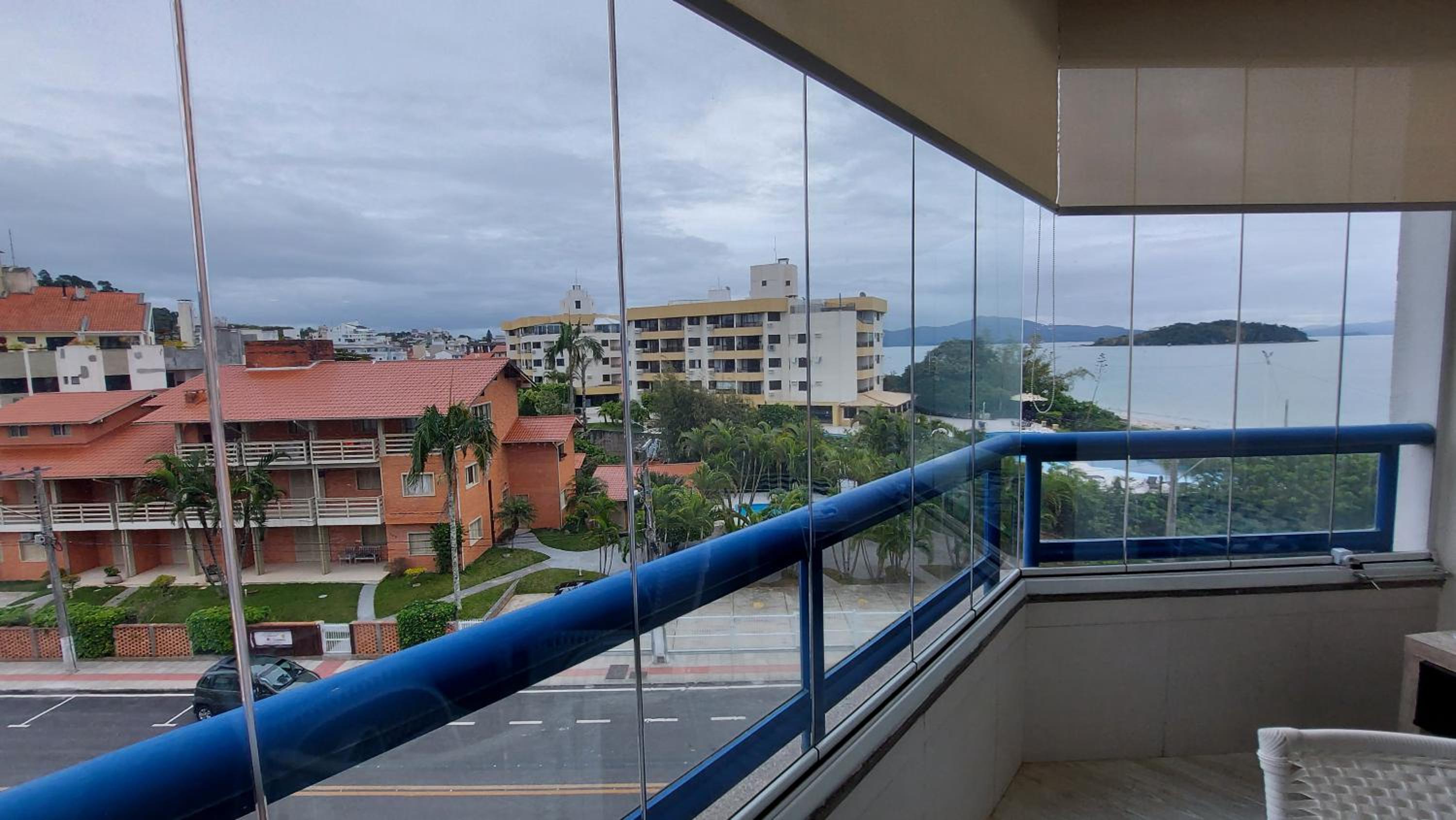 Sofisticado apartamento de dois quartos, com uma linda vista para o mar (C159)