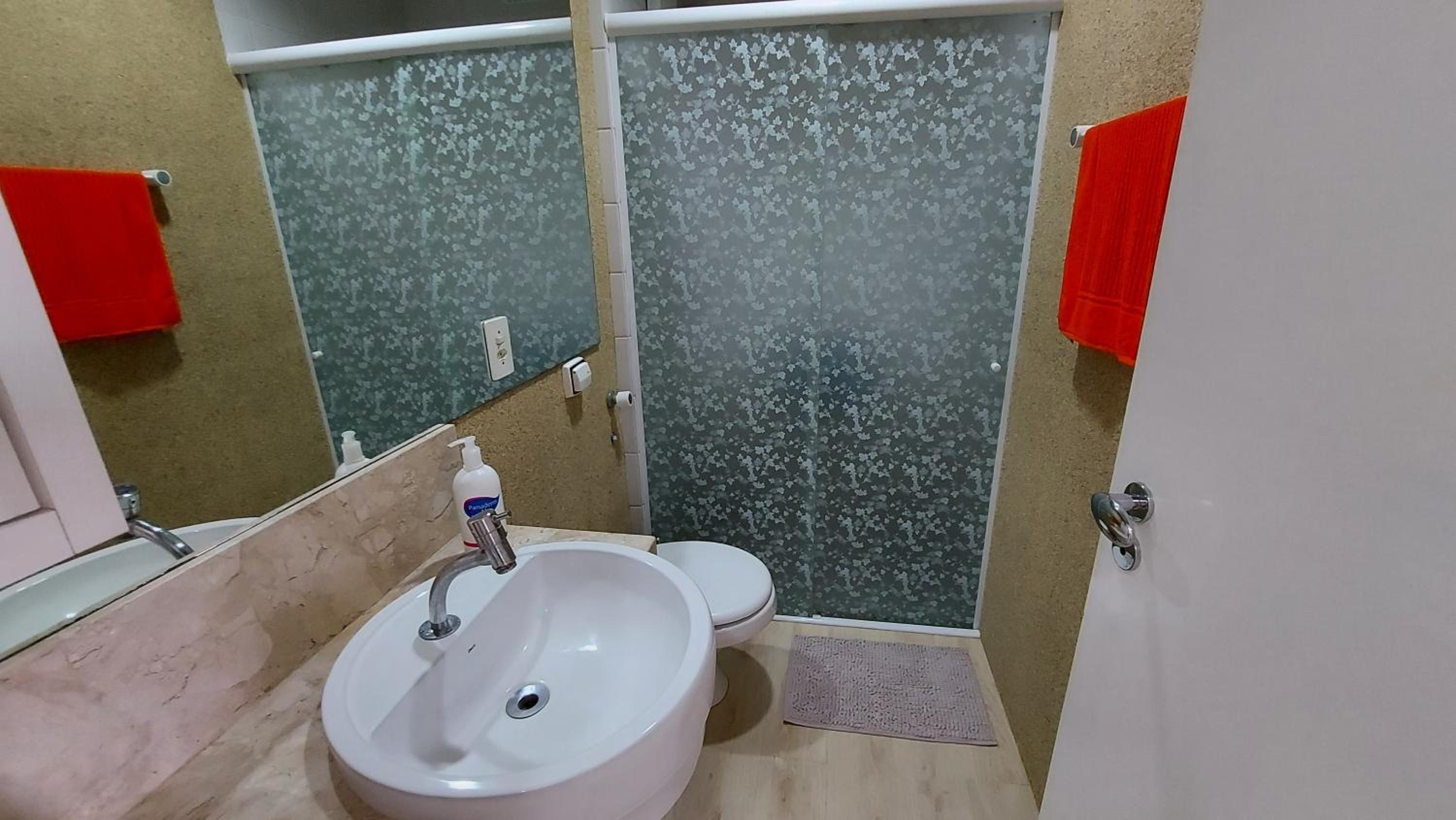 Sofisticado apartamento de dois quartos, com uma linda vista para o mar (C159)