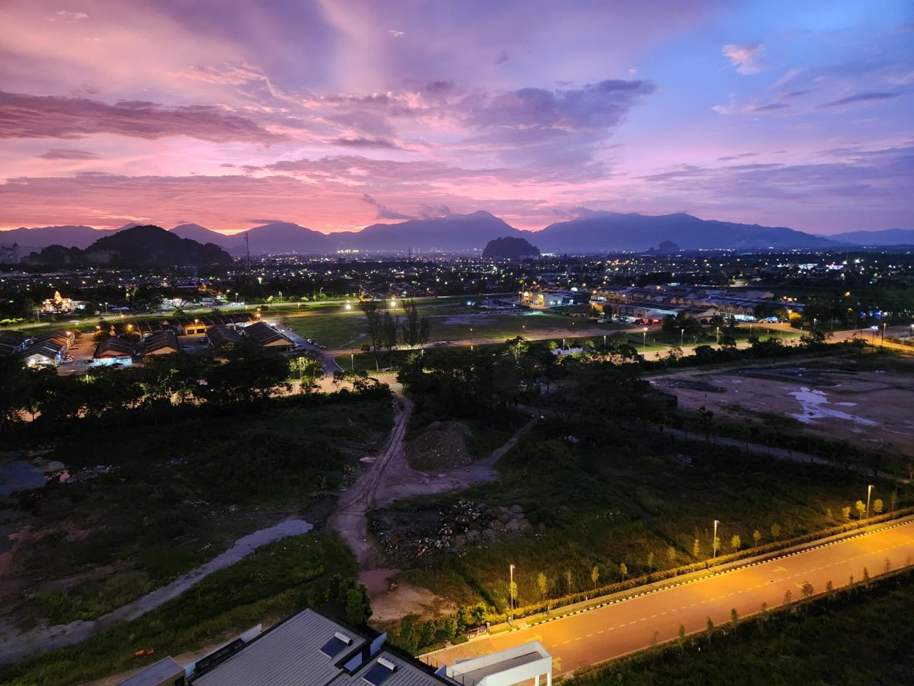 Unique Boho Style Condo with NETFLIX for up to 5PAX - Enjoy Mountain View while swimming at the Infinity Pool & Natural Hotspring Pool, 2mins walk to the L photo 3
