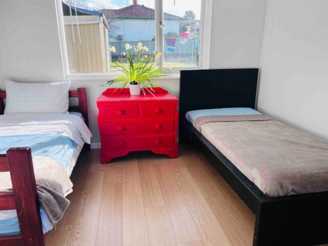 Queen Room in share house of De Murray B&B in Centre Queanbeyan & Canberra airport