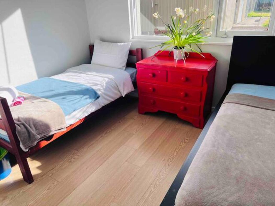 Queen Room in share house of De Murray B&B in Centre Queanbeyan & Canberra airport