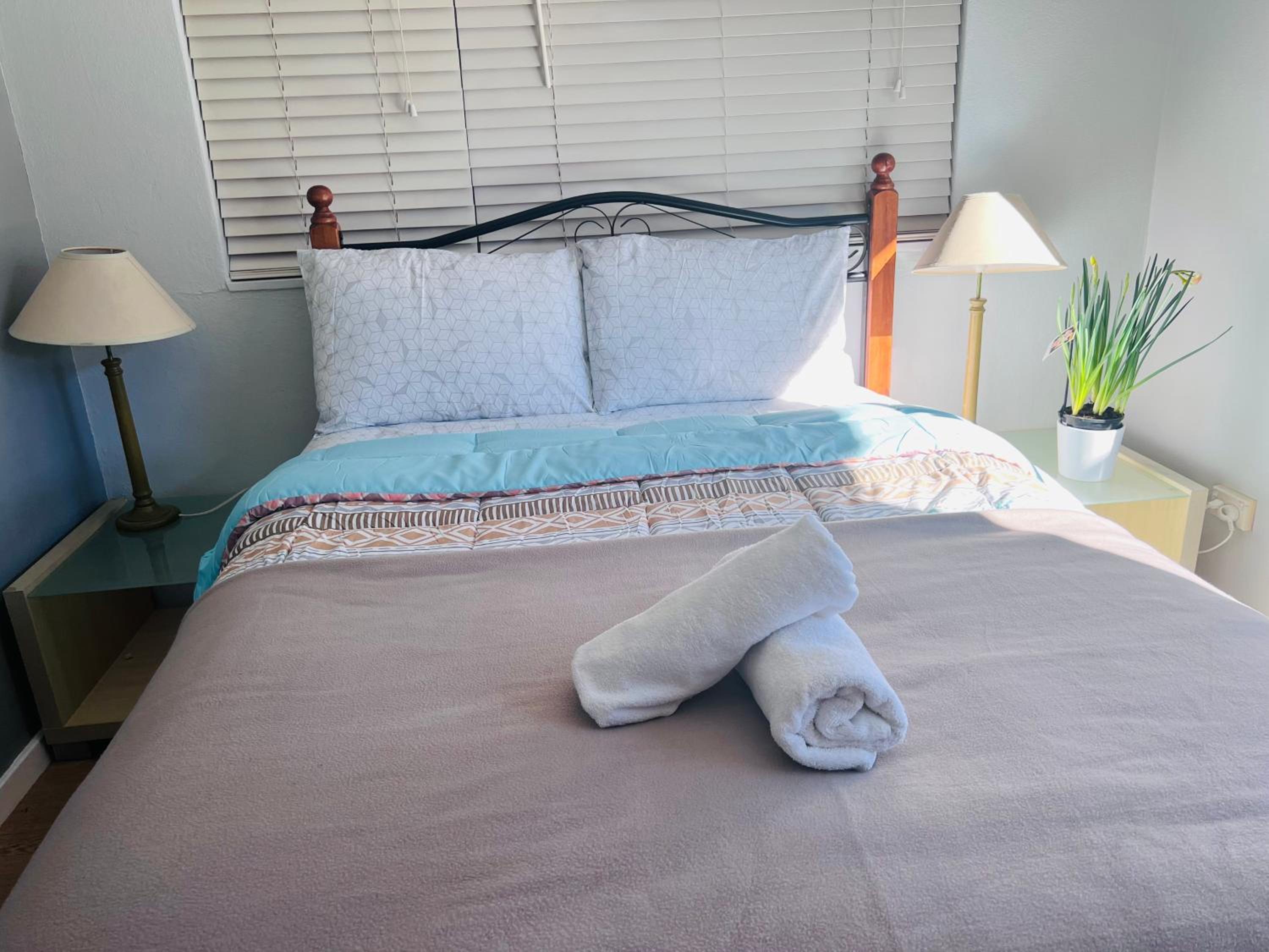 Queen Room in share house of De Murray B&B in Centre Queanbeyan & Canberra airport