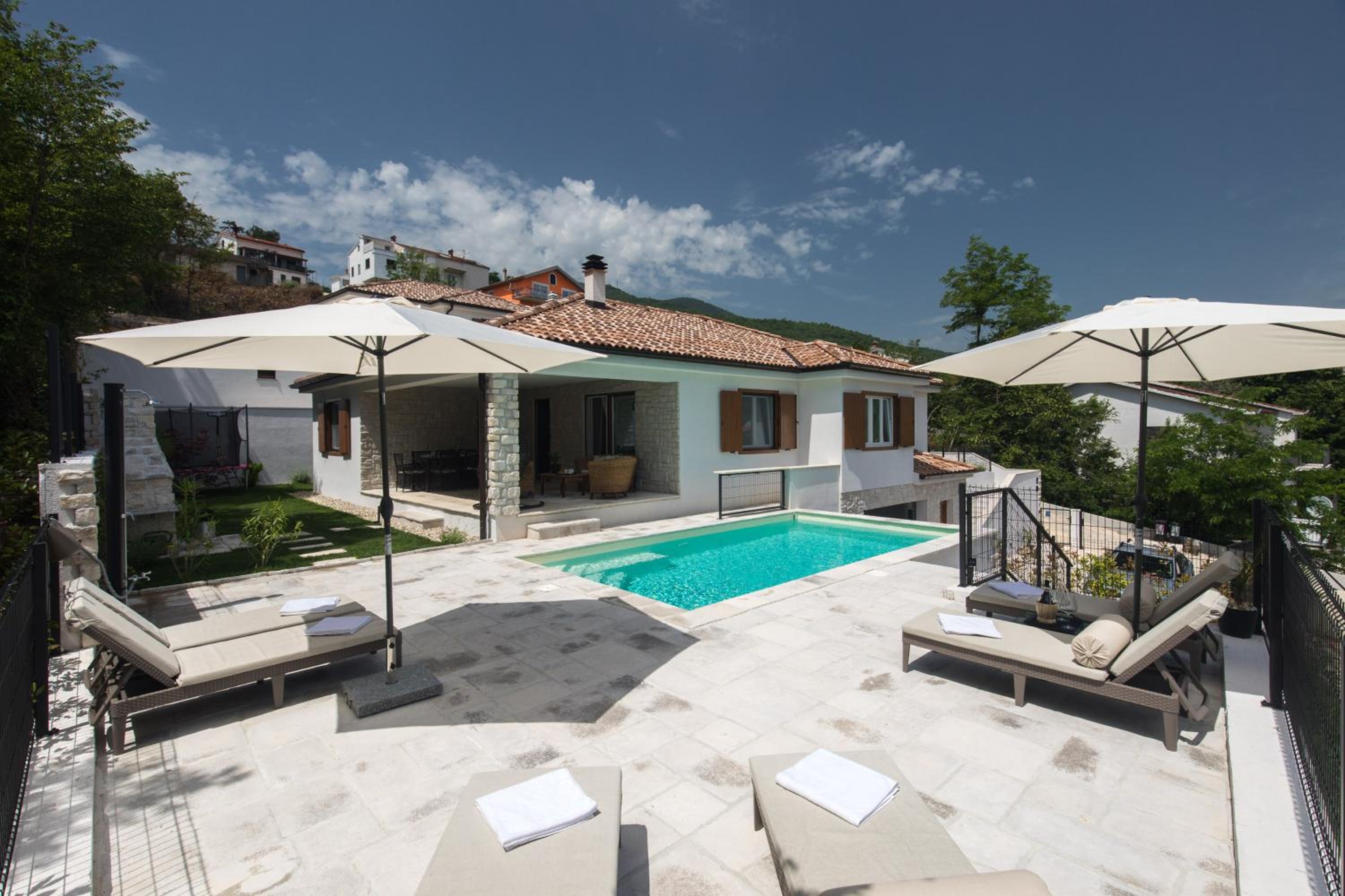 Casa Maya Deluxe Appartment with a pool