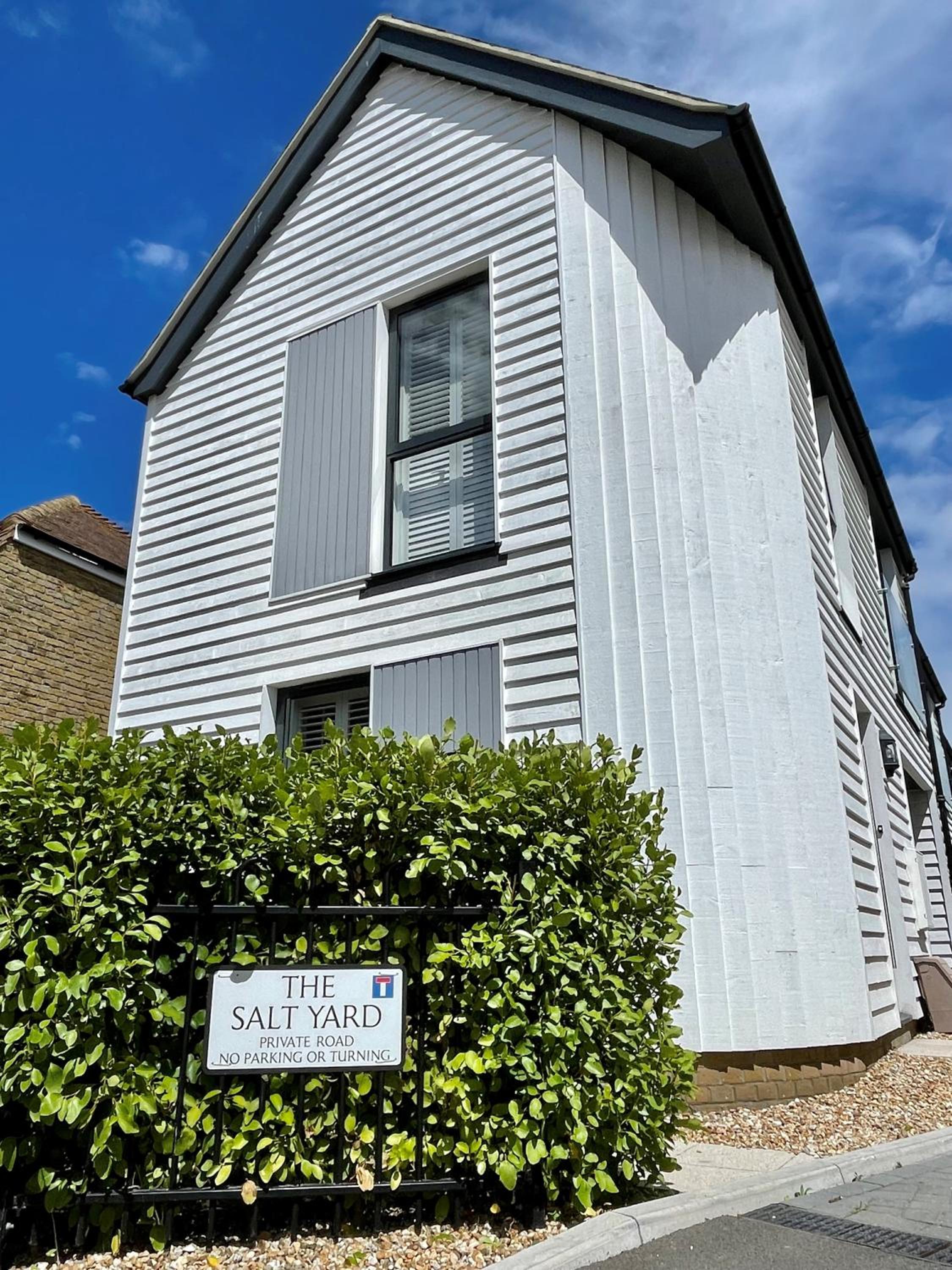 Salt Yard 1 - Stylish Whitstable Cottage - Free Parking - Beach - Harbour view 4