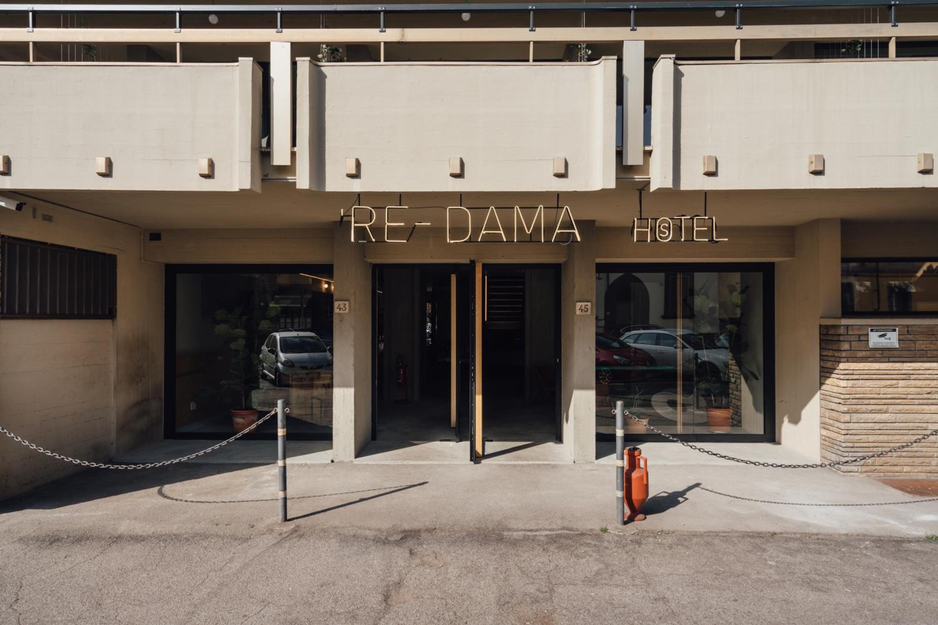 'RE-Dama Hostel
