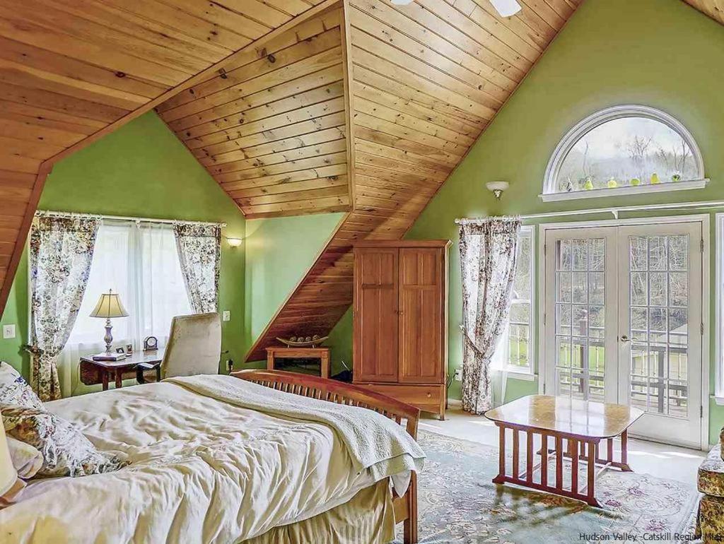 Majestic King Suite in the Doll House view 3