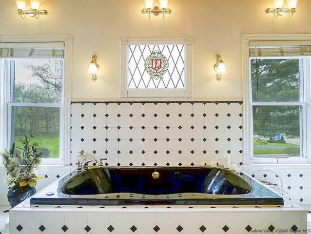 Majestic King Suite in the Doll House view 4