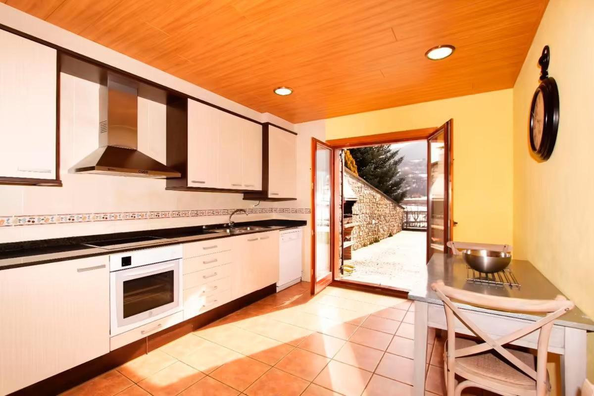Casa ideal para 10 personas con amplia terraza y vistas