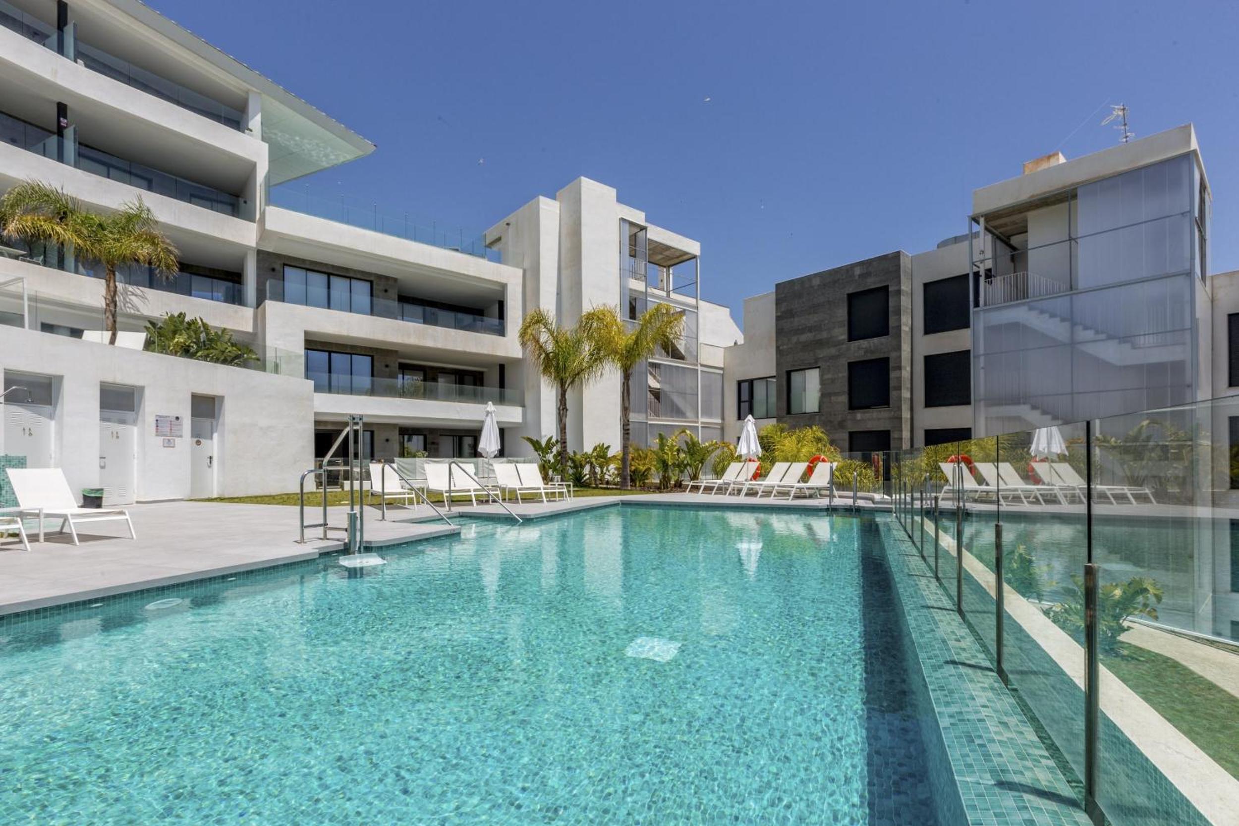 ViVi Homes - Luca Pool, Gym, Spa & Sea View
