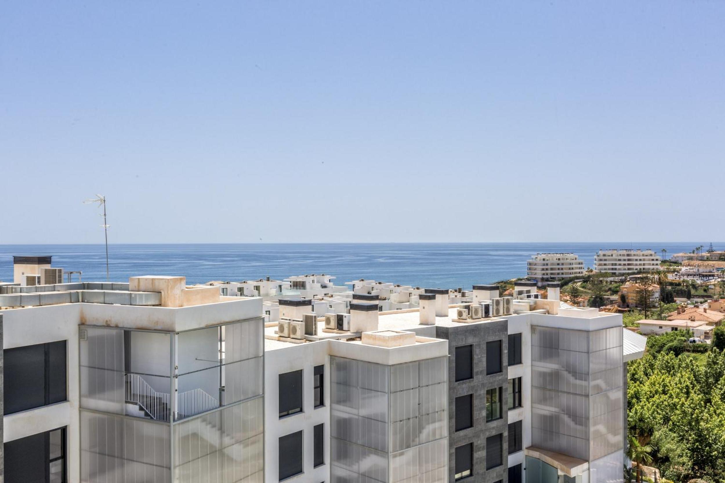 ViVi Homes - Luca Pool, Gym, Spa & Sea View