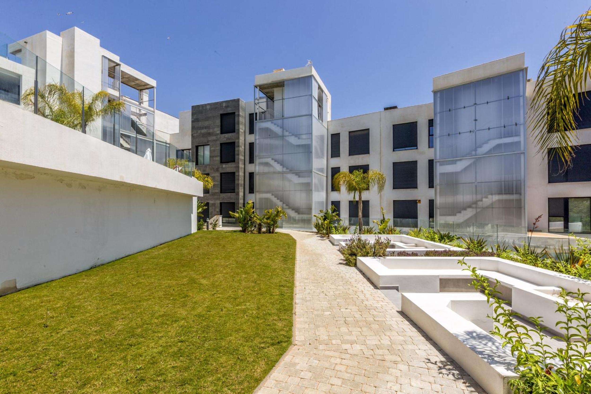 ViVi Homes - Luca Pool, Gym, Spa & Sea View