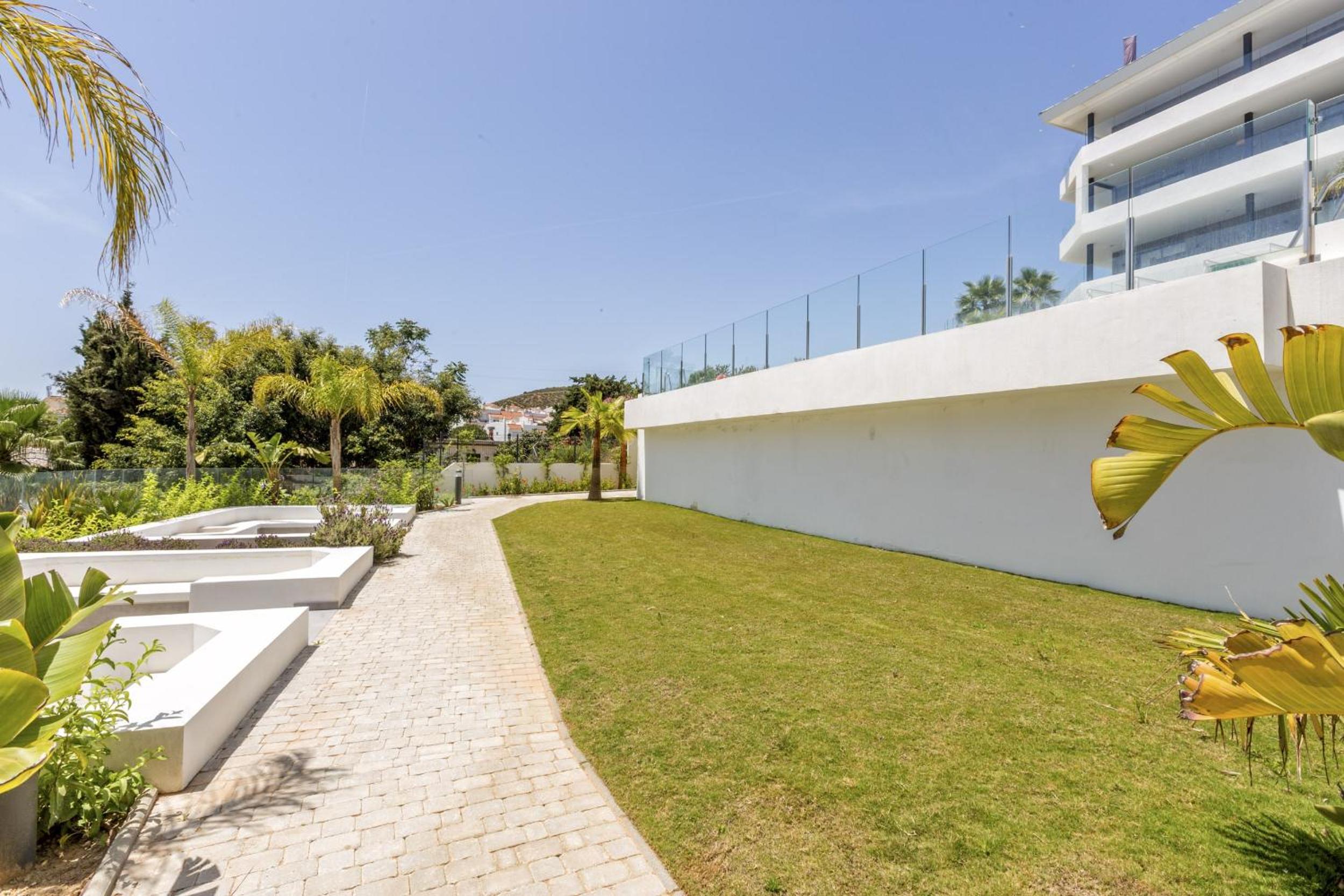ViVi Homes - Luca Pool, Gym, Spa & Sea View