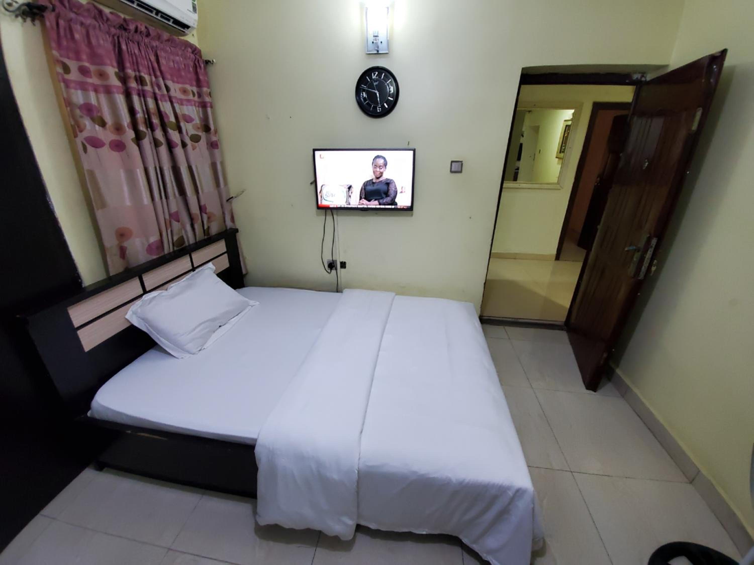 Flat - Sleeps 6 with Parking view 4