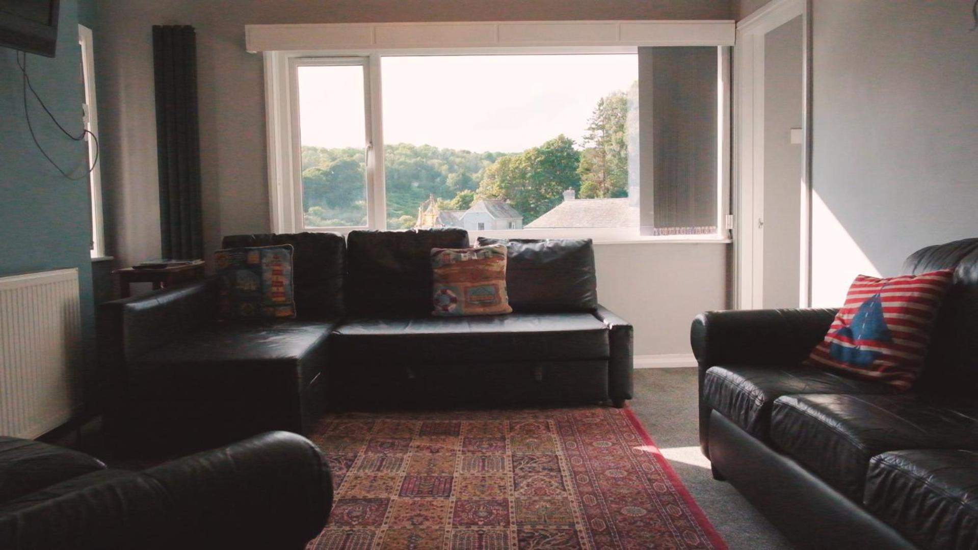 Looe Vacations - Admirals Apartment sleeps 4 adults 2 children EV Point - Property Image 9