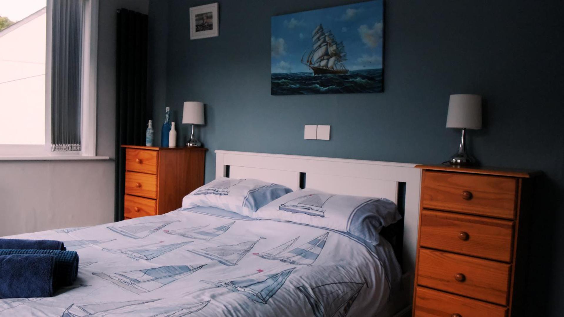 Looe Vacations - Admirals Apartment sleeps 4 adults 2 children EV Point - Property Image 1