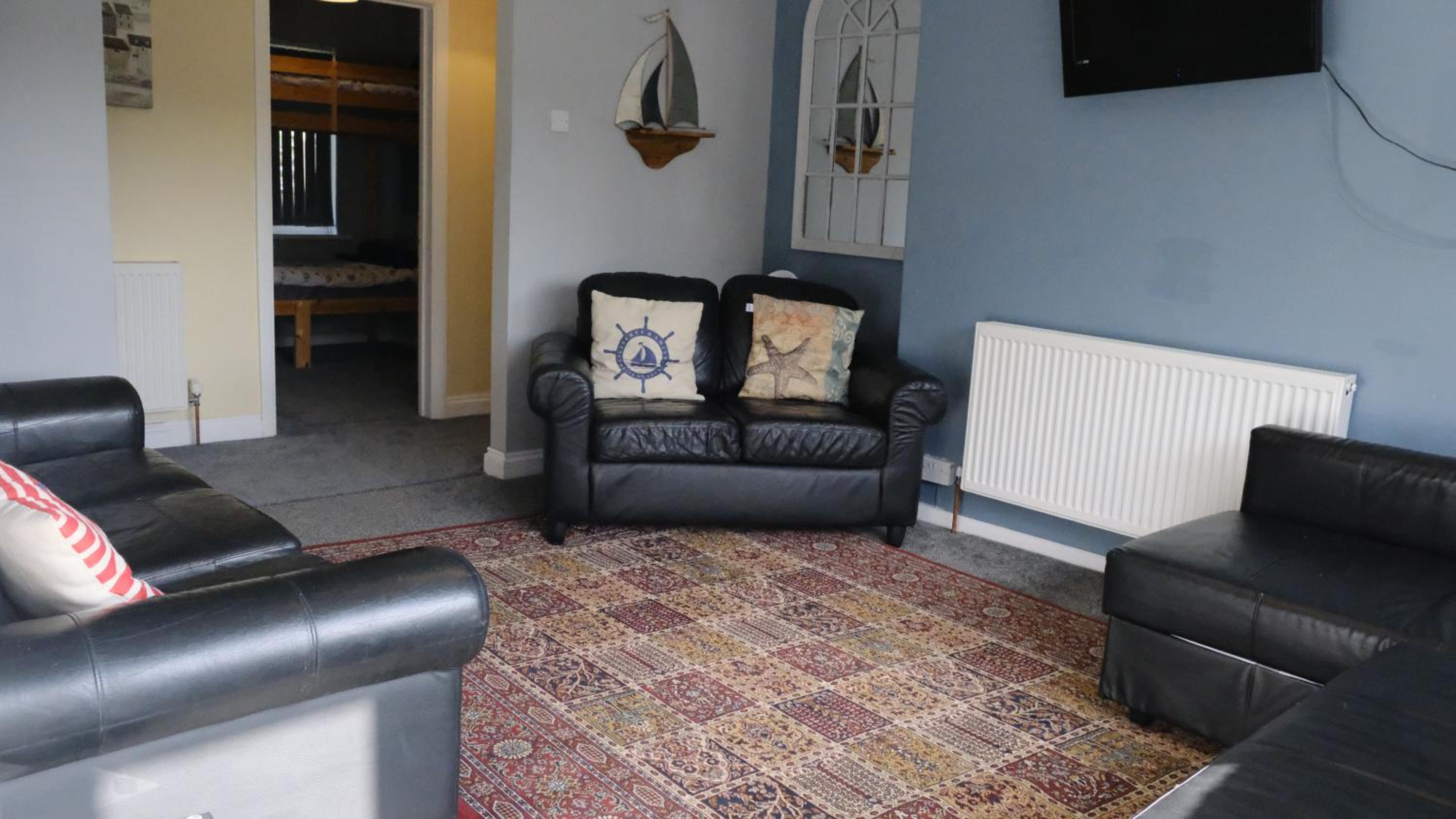 Looe Vacations - Admirals Apartment sleeps 4 adults 2 children EV Point - Property Image 8