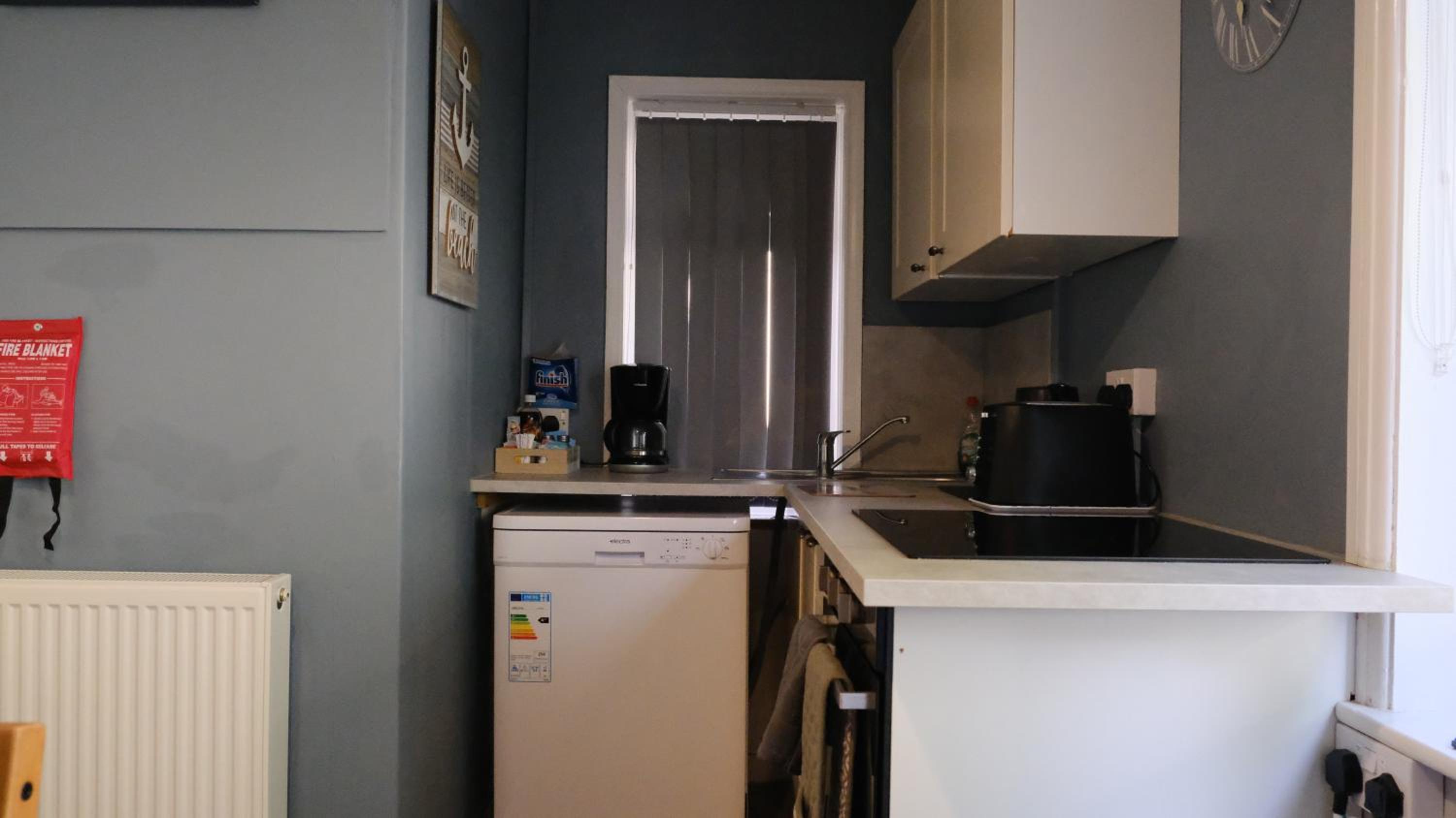 Looe Vacations - Admirals Apartment sleeps 4 adults 2 children EV Point - Property Image 7