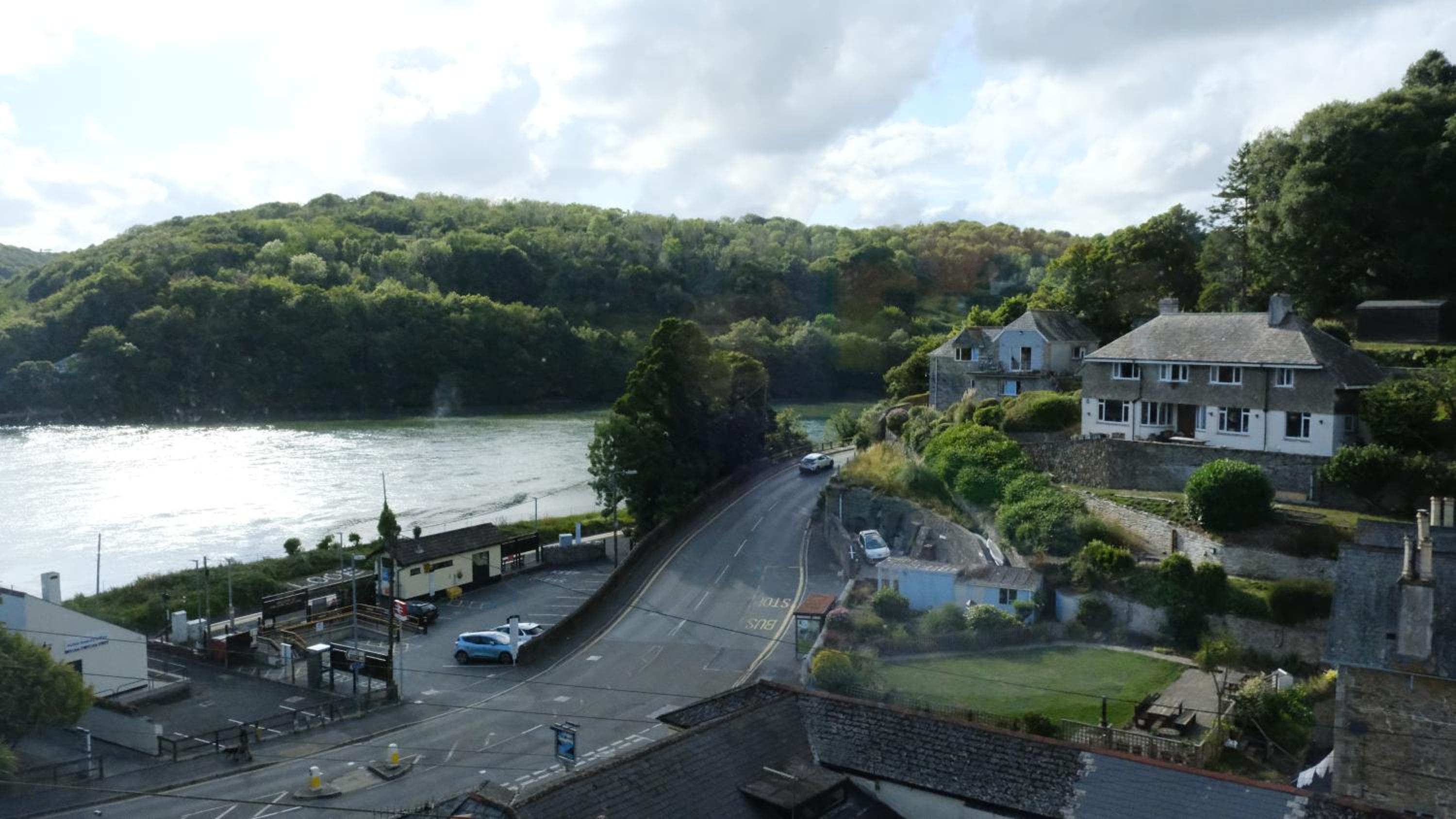 Looe Vacations - Admirals Apartment sleeps 4 adults 2 children EV Point - Property Image 1