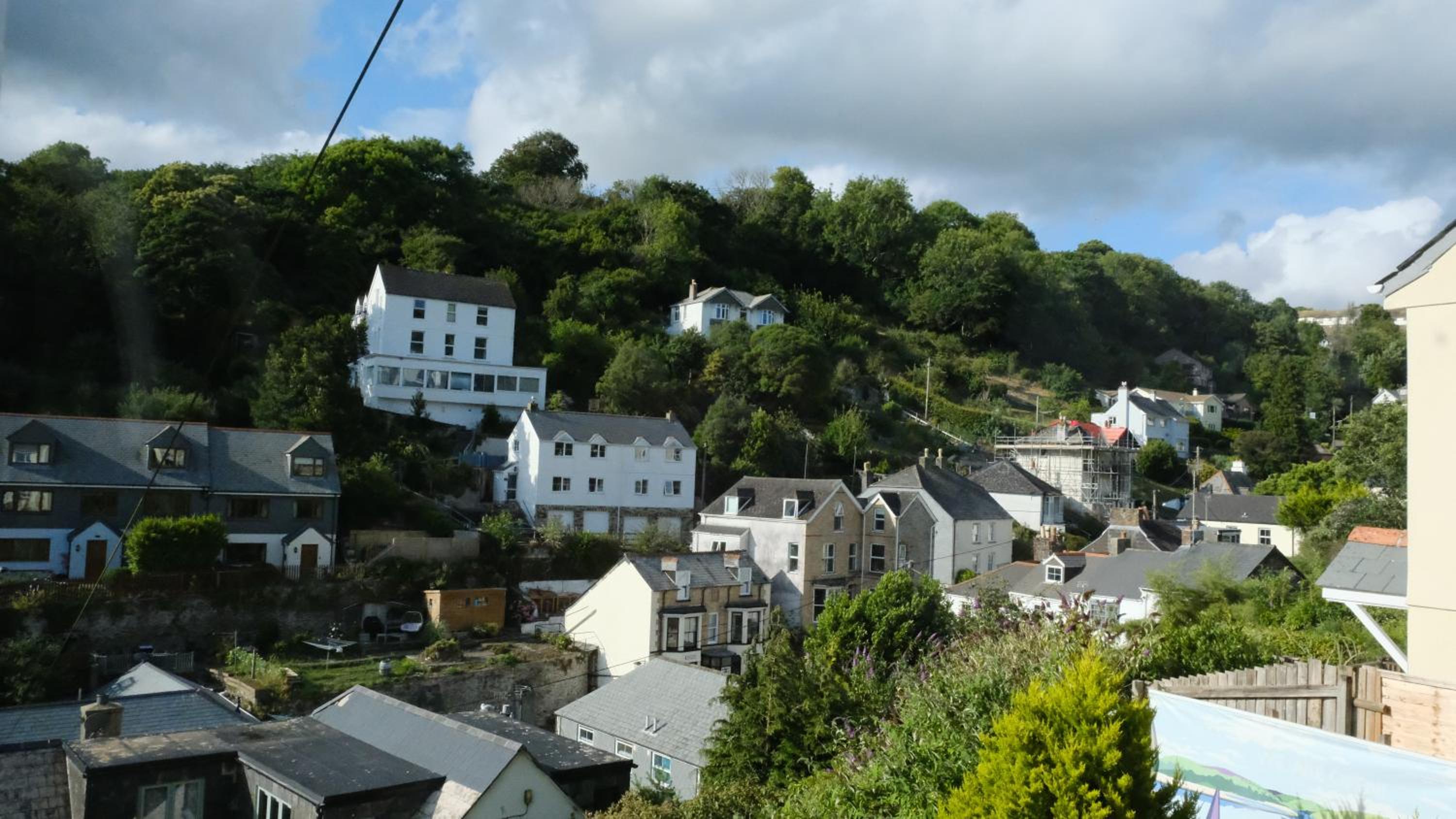 Looe Vacations - Admirals Apartment sleeps 4 adults 2 children EV Point - Property Image 5