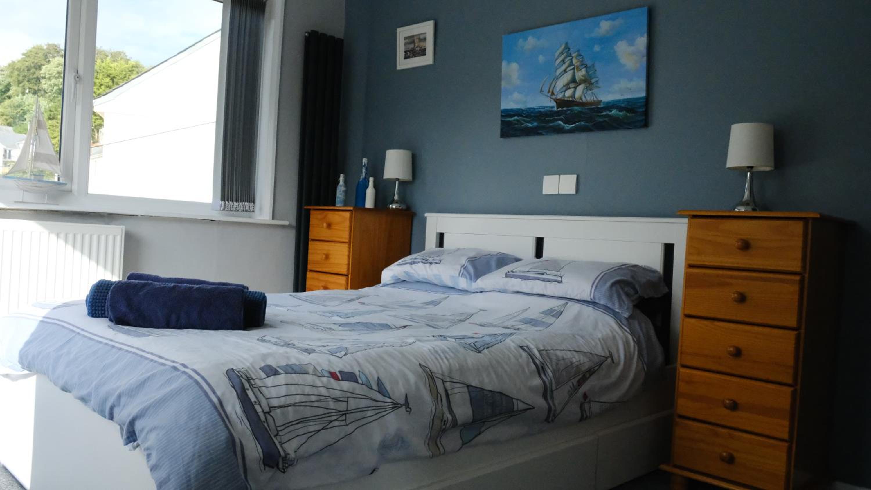 Looe Vacations - Admirals Apartment sleeps 4 adults 2 children EV Point - Property Image 4