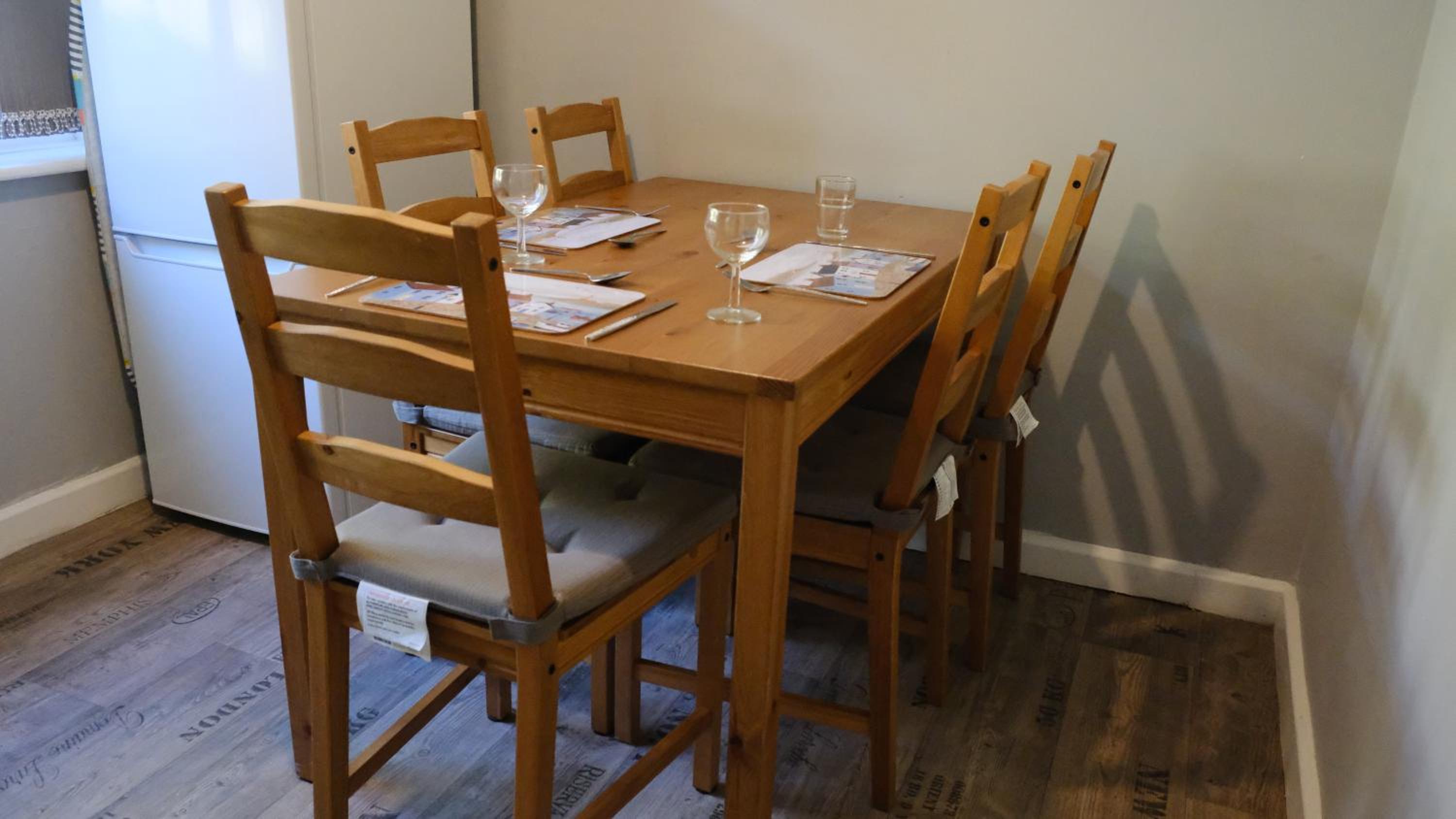 Looe Vacations - Admirals Apartment sleeps 4 adults 2 children EV Point - Property Image 3