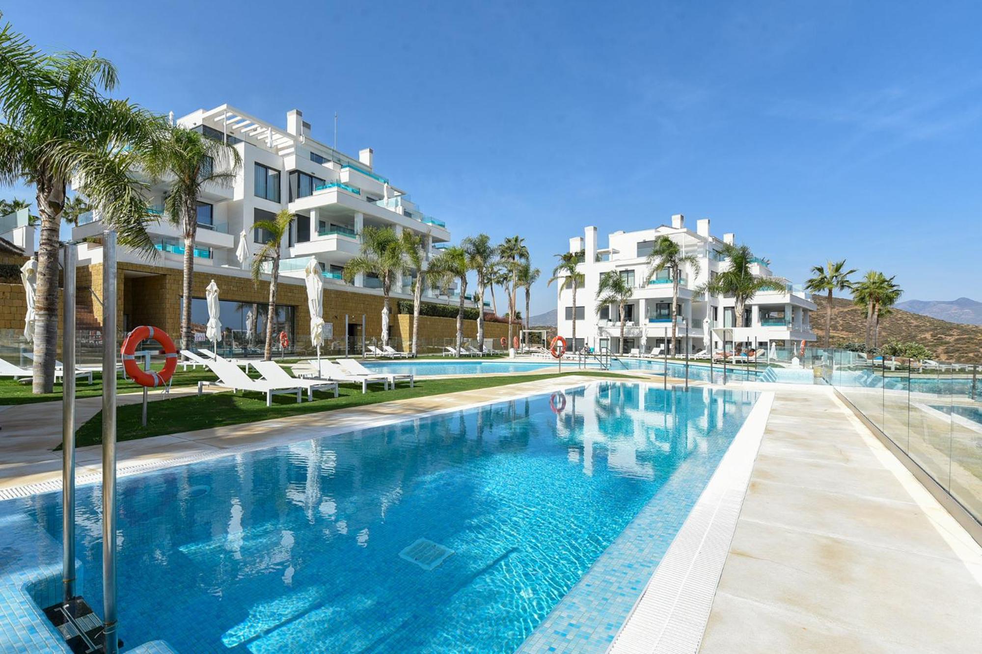 ViVi Homes - Las Palmas Pool, Sauna, Gym & Beach