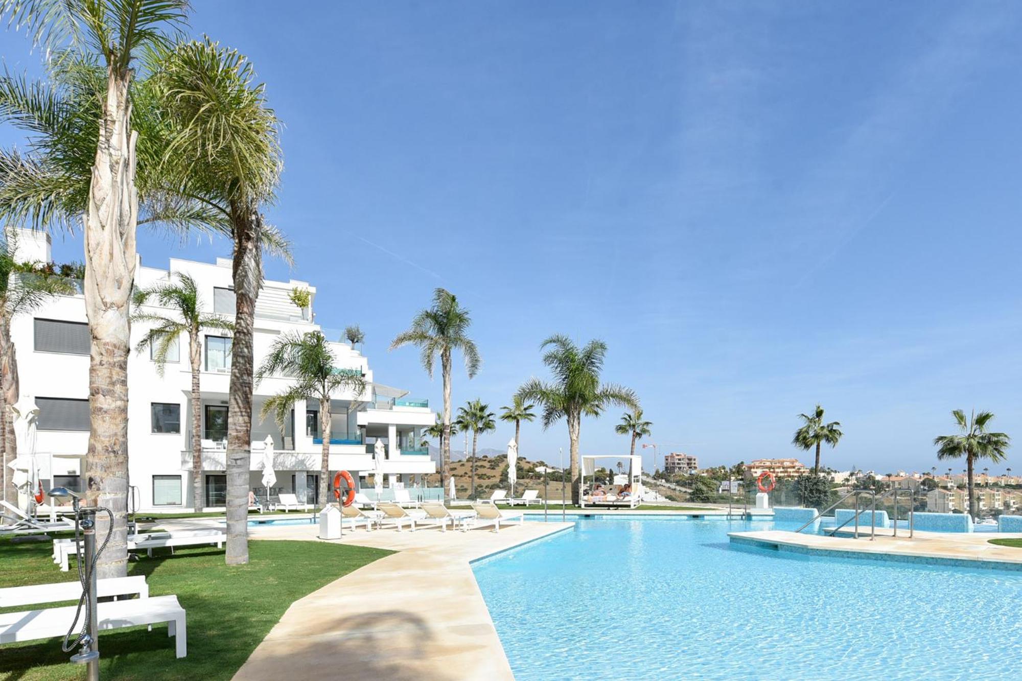 ViVi Homes - Las Palmas Pool, Sauna, Gym & Beach