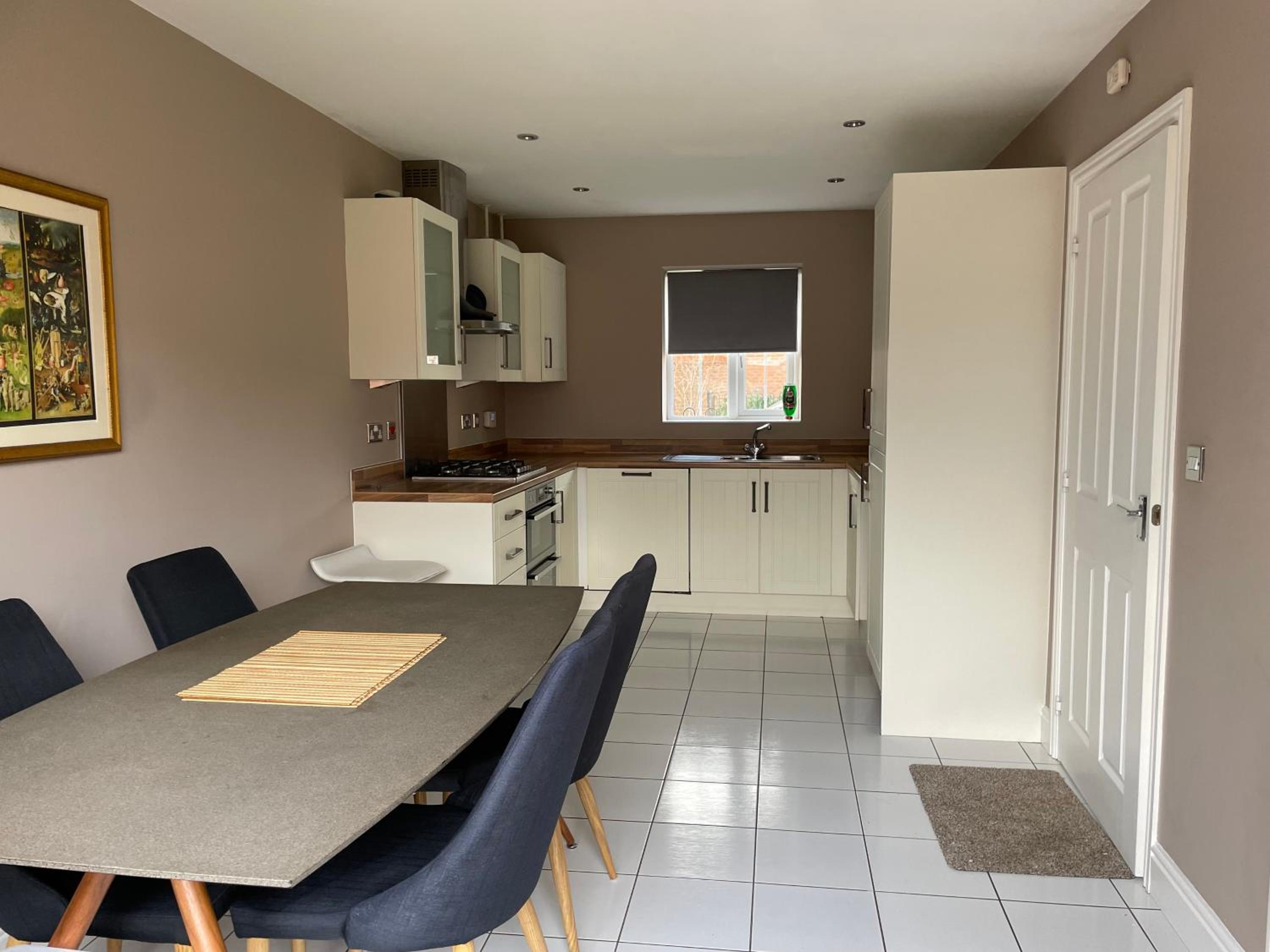 Large 2 bedroom apartment, 4 beds one 1 en-suite, Free parking Nr Chelt Elmore and Quays view 2