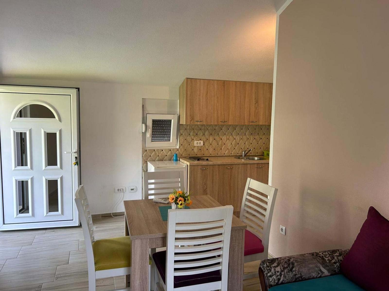 TEODORA DARIJA LUCIJA APARTMANI Sutomore