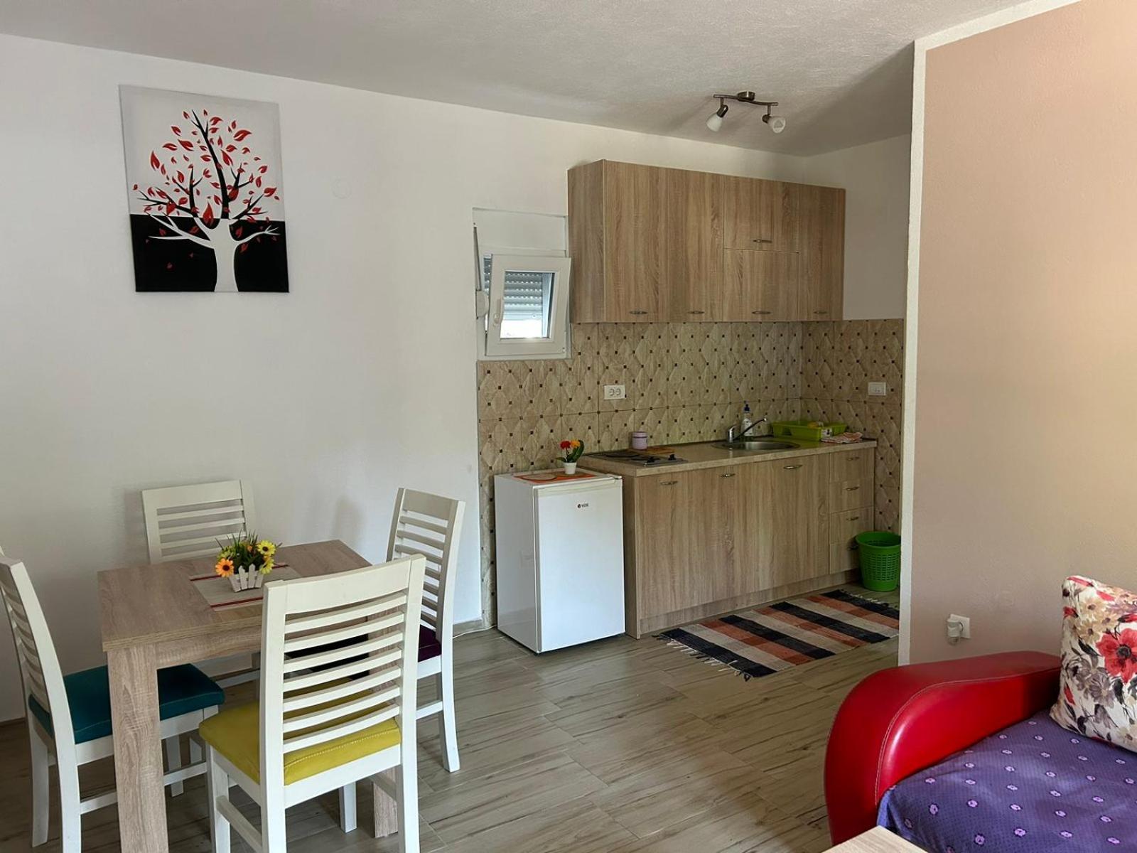 TEODORA DARIJA LUCIJA APARTMANI Sutomore