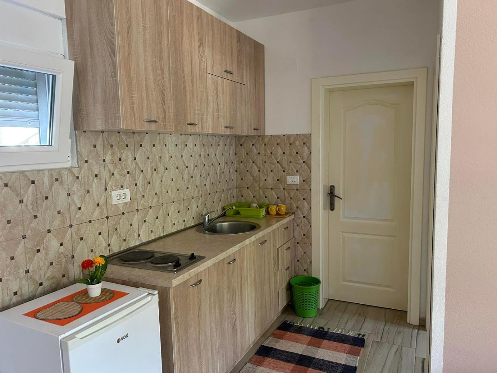 TEODORA DARIJA LUCIJA APARTMANI Sutomore