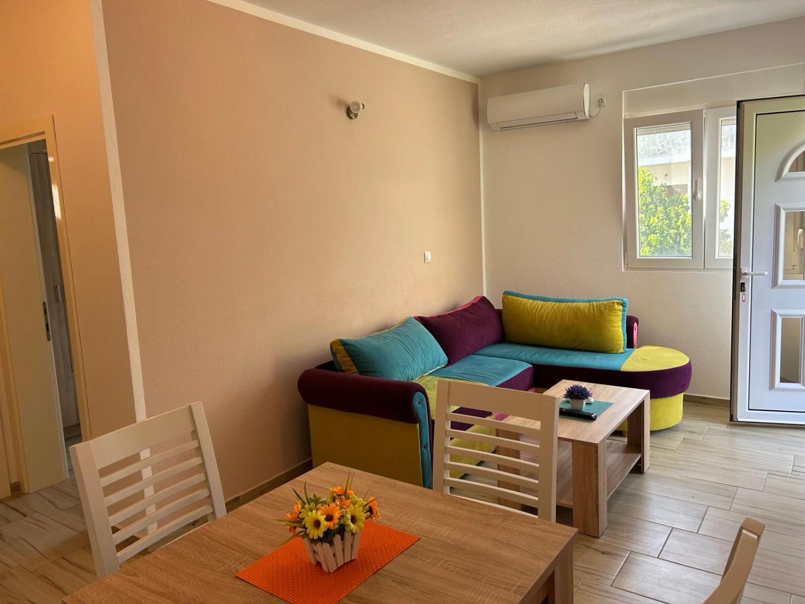 TEODORA DARIJA LUCIJA APARTMANI Sutomore