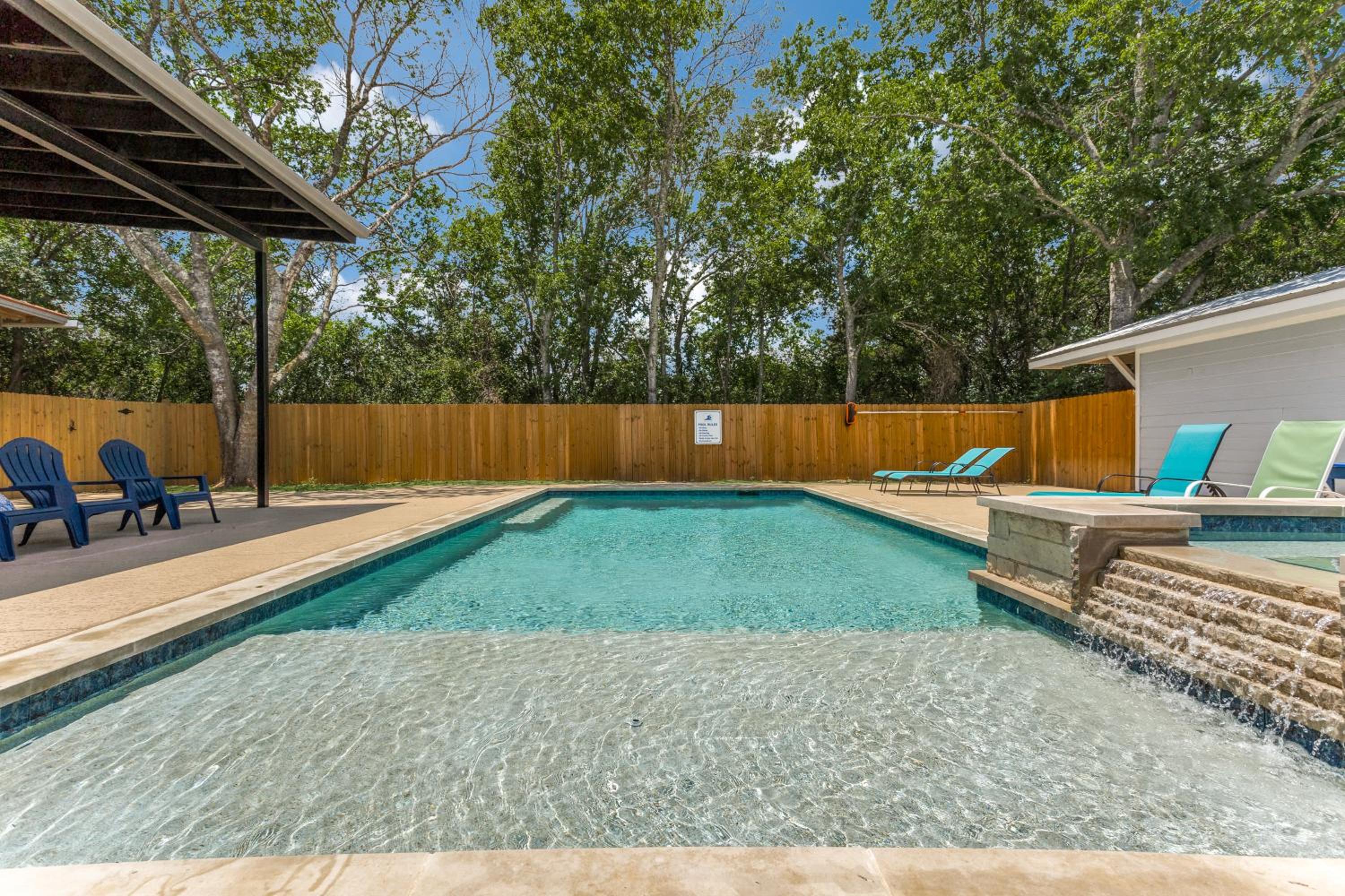 6 BDRM Wine Country Compound on 2 Acres! Pool/HotTub & Club House